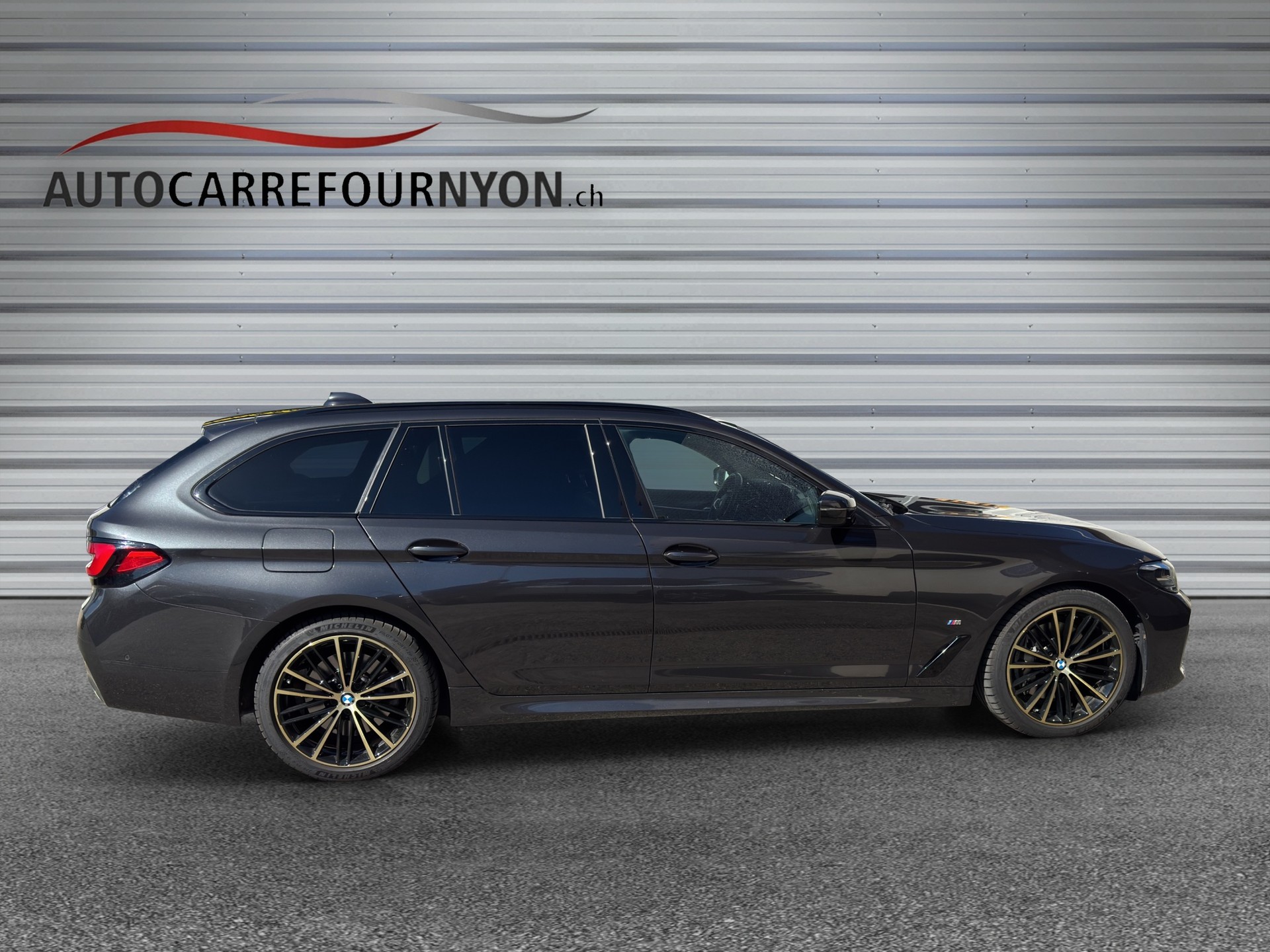 BMW 530d xDrive 48V Touring M Sport Steptronic-image-6