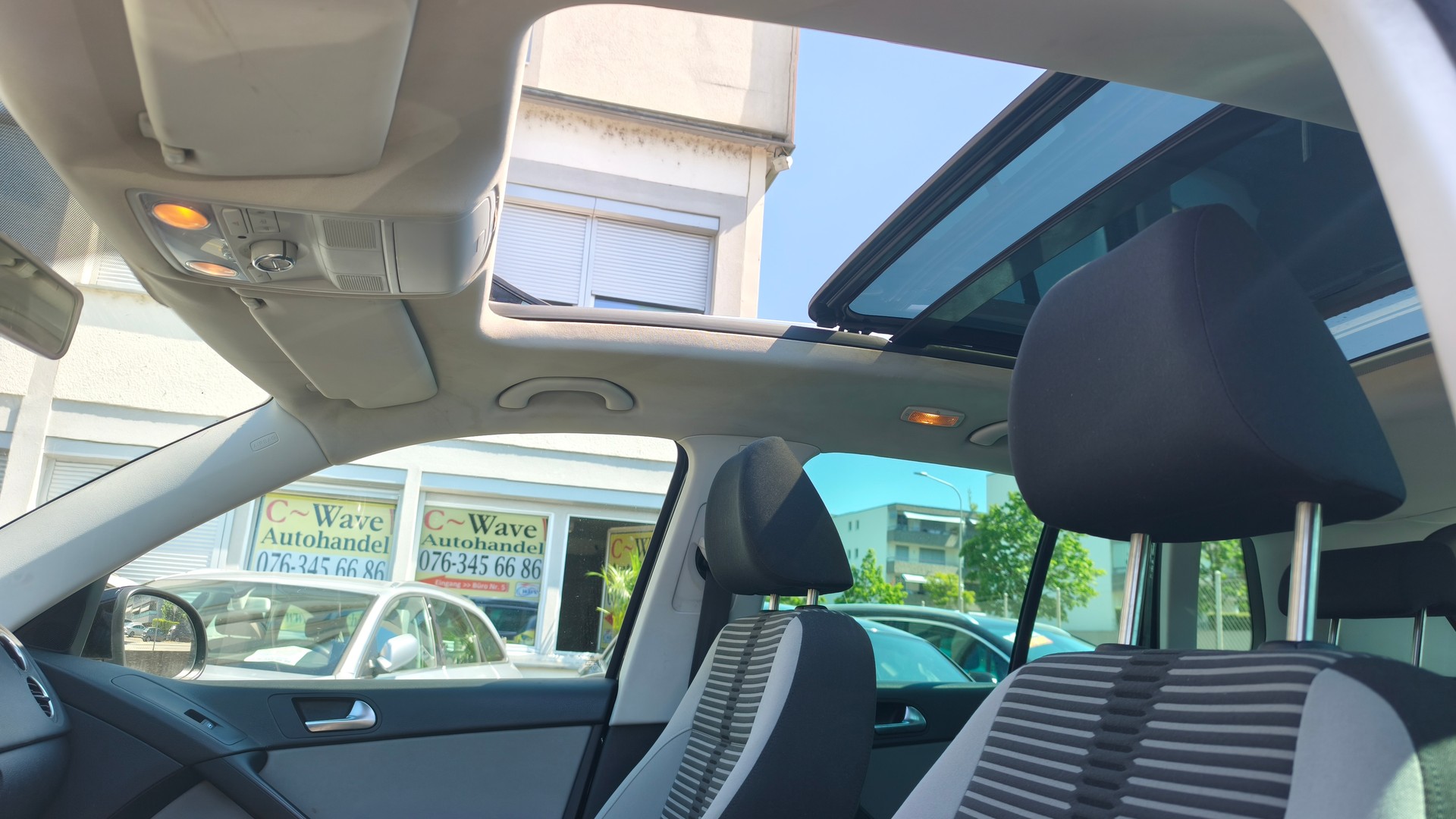 VW Tiguan 2.0 TSI Sport&Style-image-12