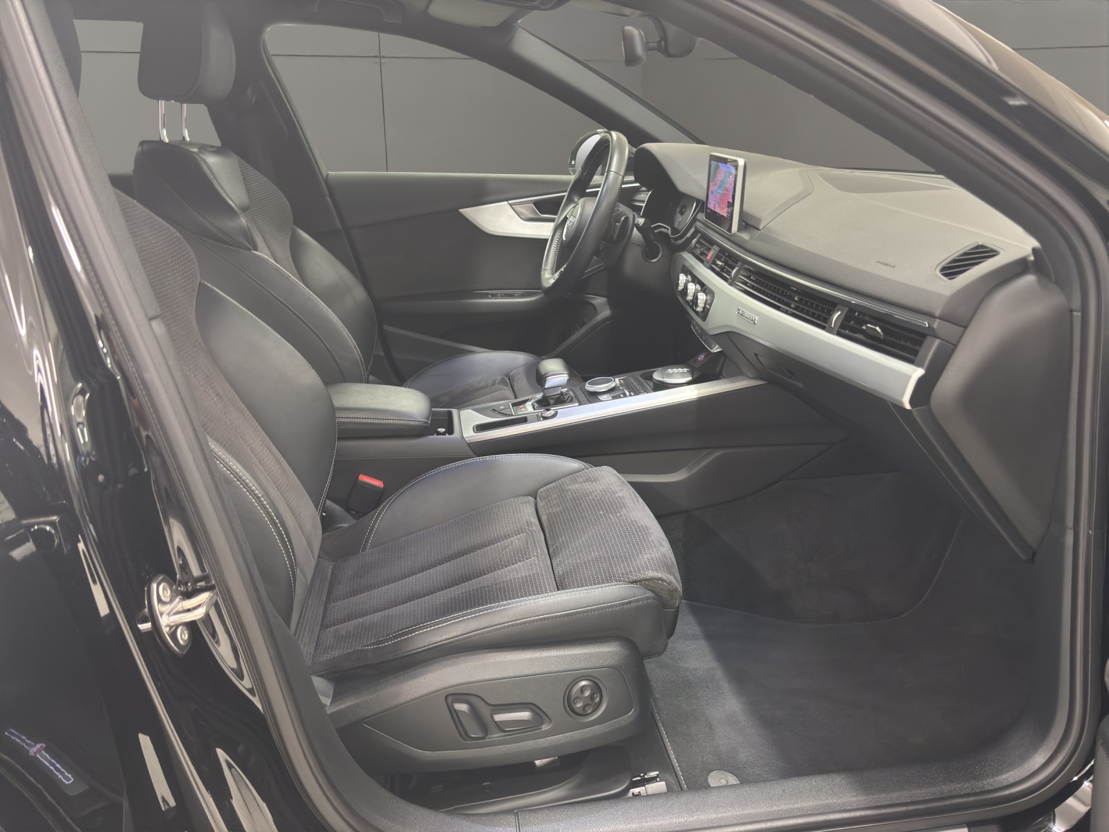 AUDI S4 Avant 3.0 TFSI quattro tiptronic-image-17