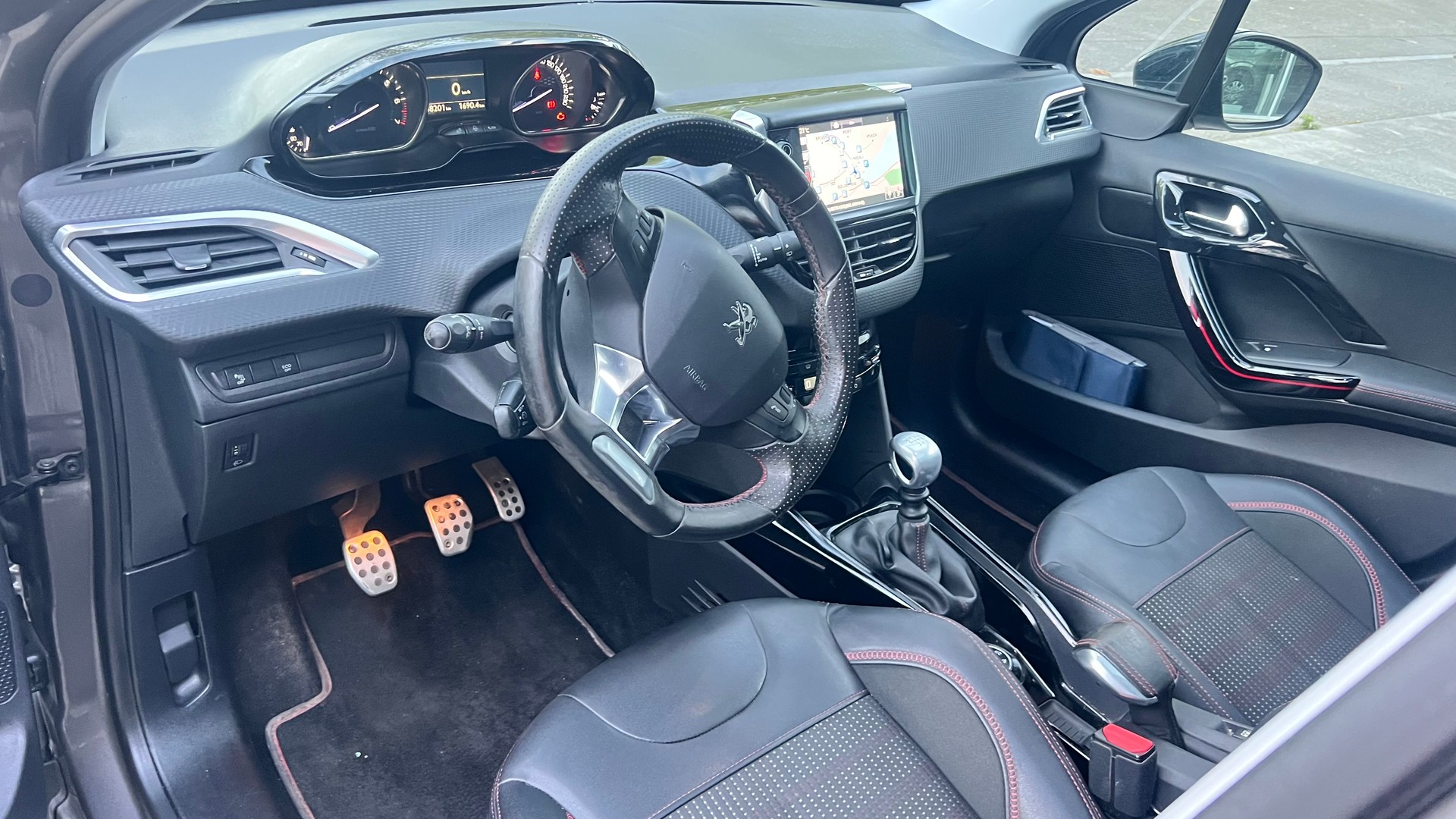 PEUGEOT 2008 1.2 PureTech Allure-image-5