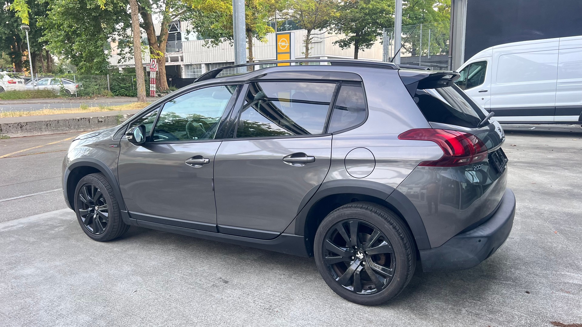 PEUGEOT 2008 1.2 PureTech Allure-image-4