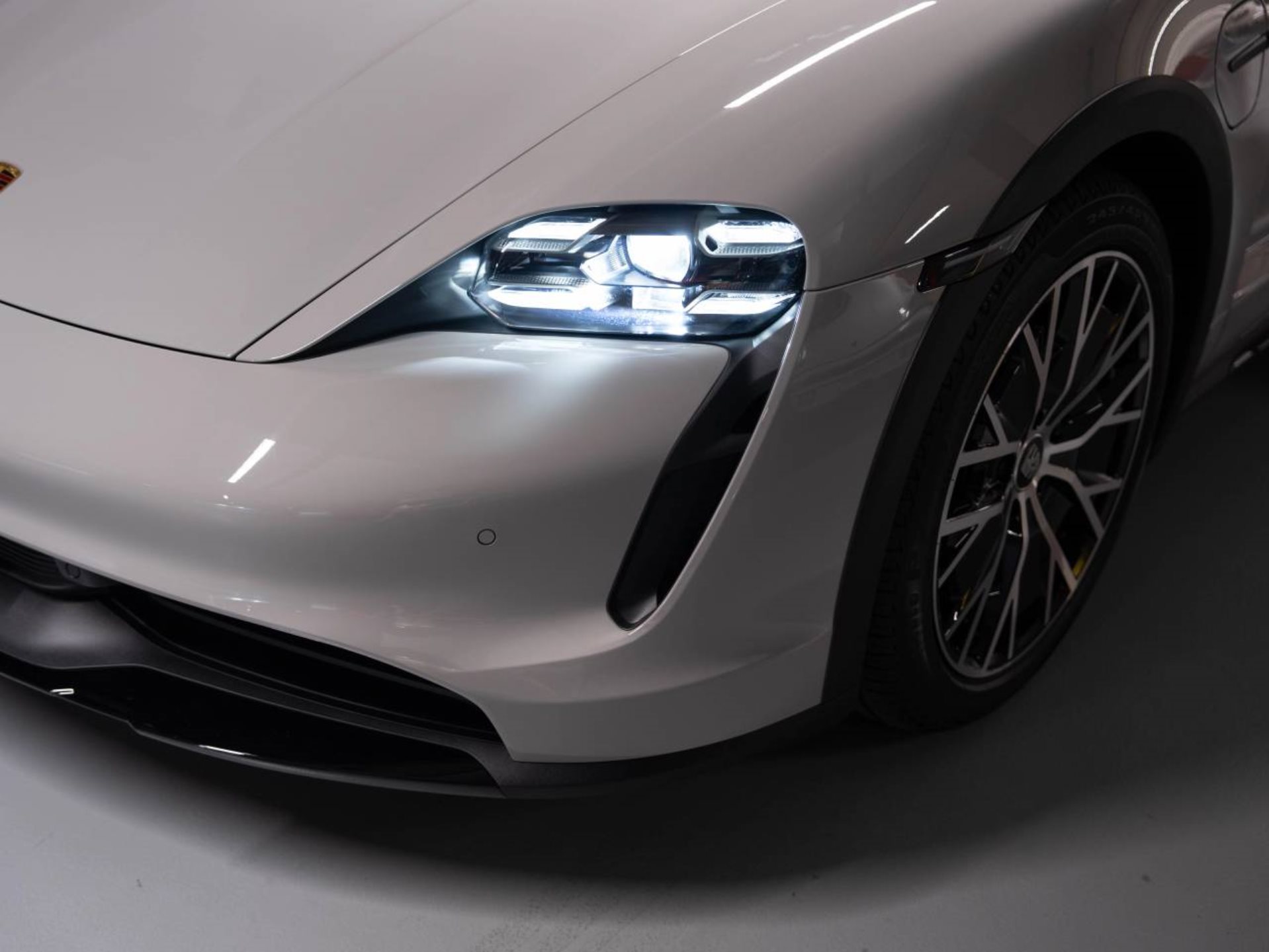 PORSCHE Taycan 4 Cross Turismo-image-15