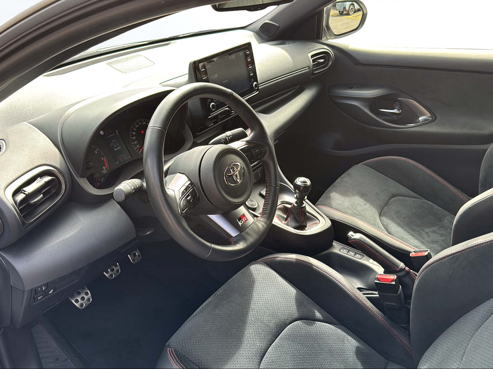 TOYOTA Yaris 1.6 GR Sport-image-6