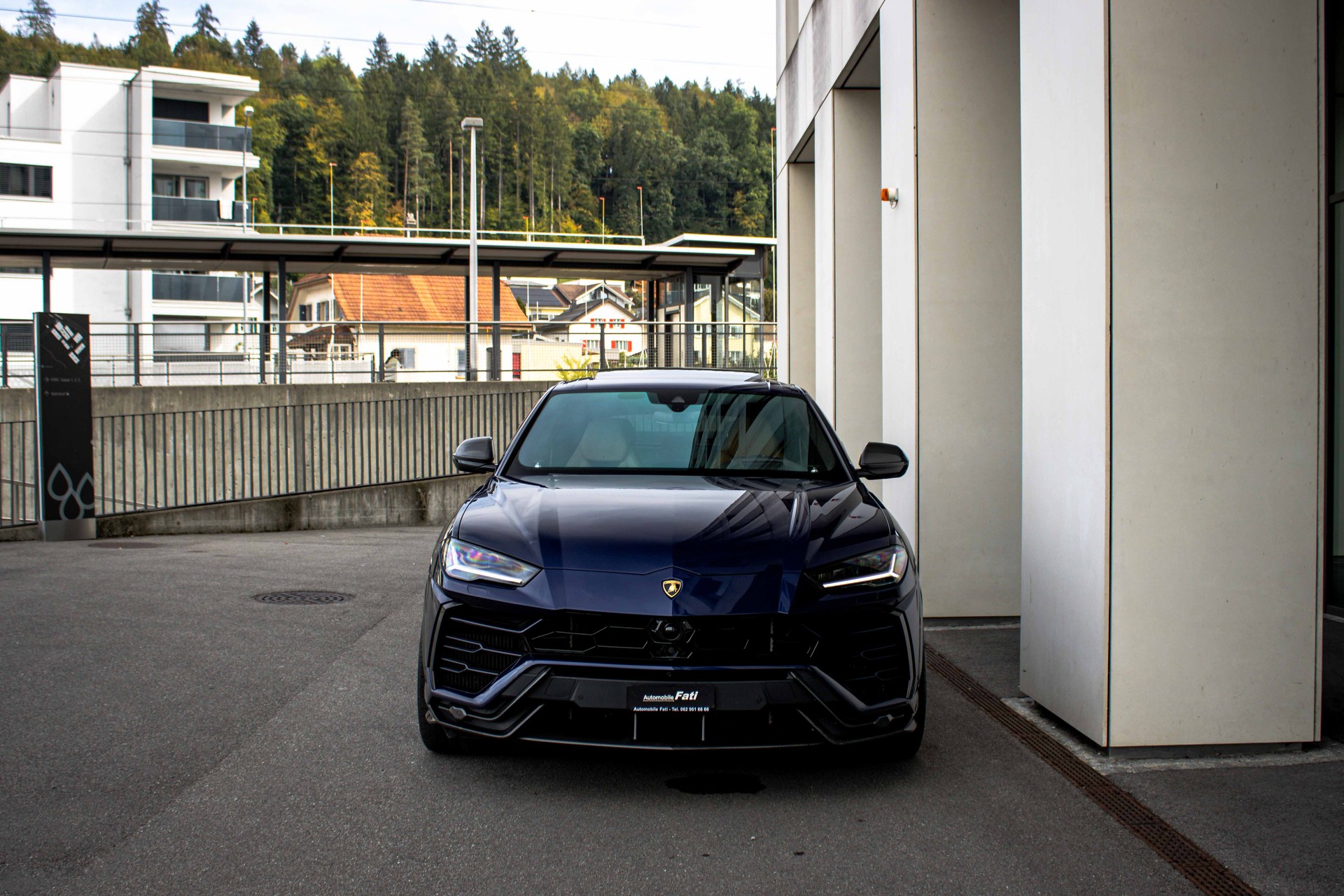 LAMBORGHINI Urus E-Gear-Carbon 'Blu Astraeus-Vollausst.'-showroom-element-2