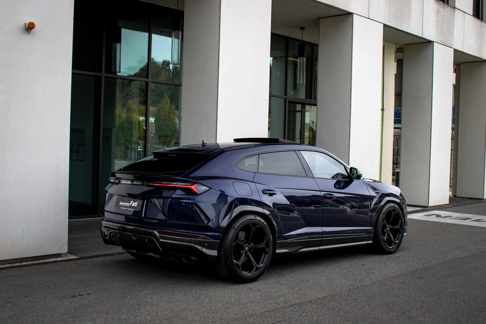 LAMBORGHINI Urus E-Gear-Carbon 'Blu Astraeus-Vollausst.'-image-6
