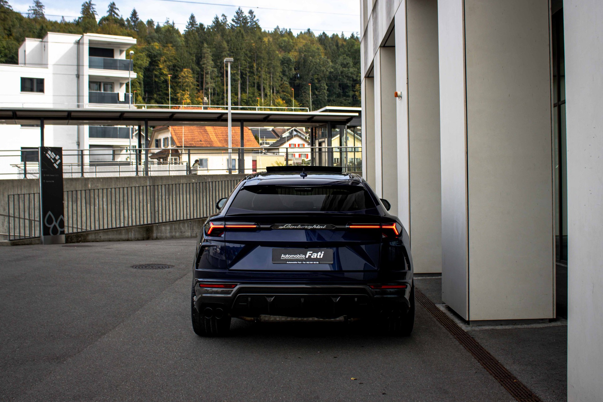 LAMBORGHINI Urus E-Gear-Carbon 'Blu Astraeus-Vollausst.'-showroom-element-3