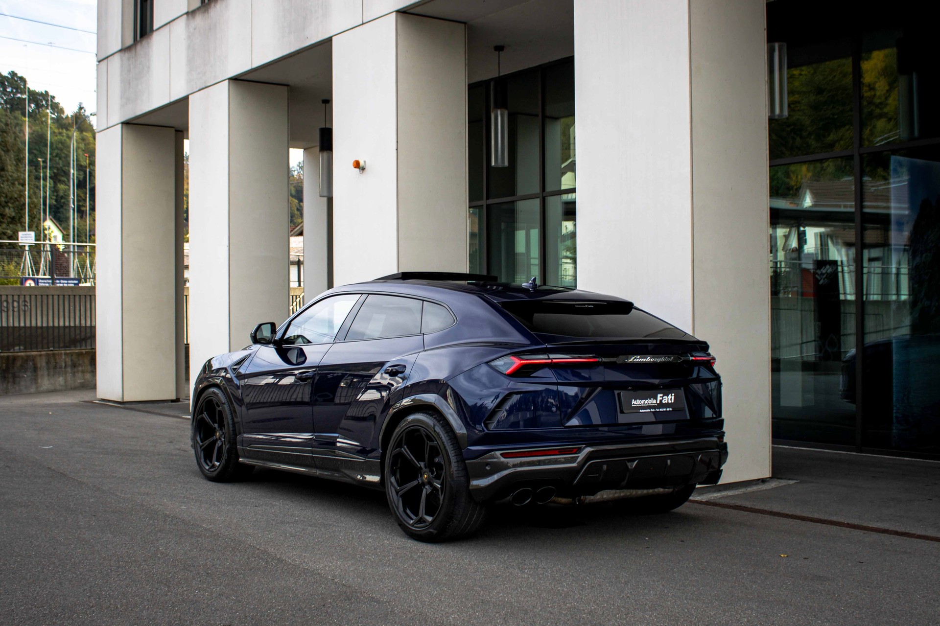 LAMBORGHINI Urus E-Gear-Carbon 'Blu Astraeus-Vollausst.'-showroom-element-1