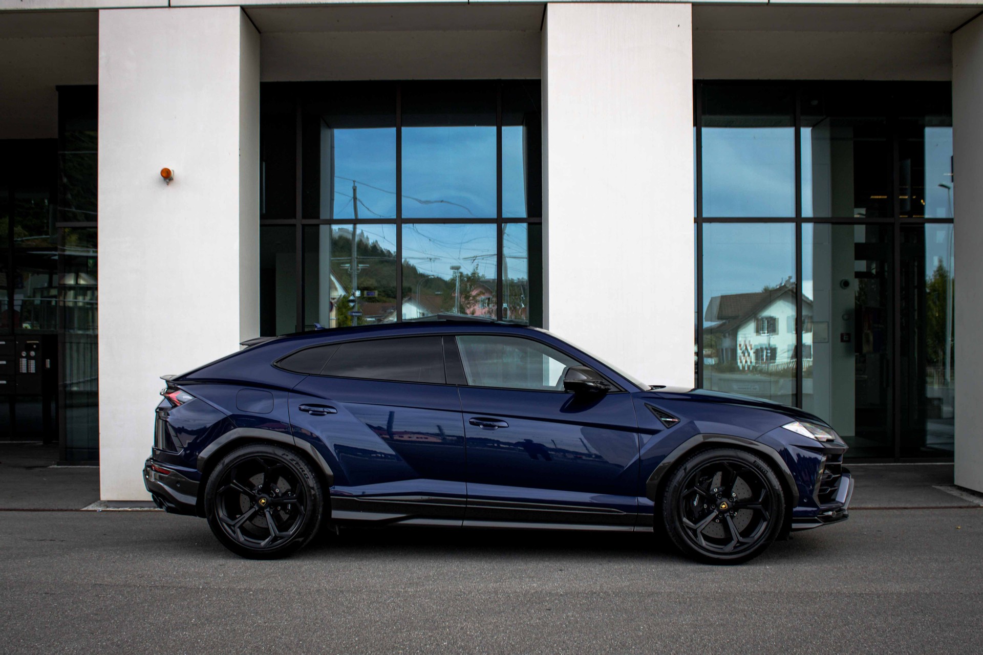 LAMBORGHINI Urus E-Gear-Carbon 'Blu Astraeus-Vollausst.'-image-5