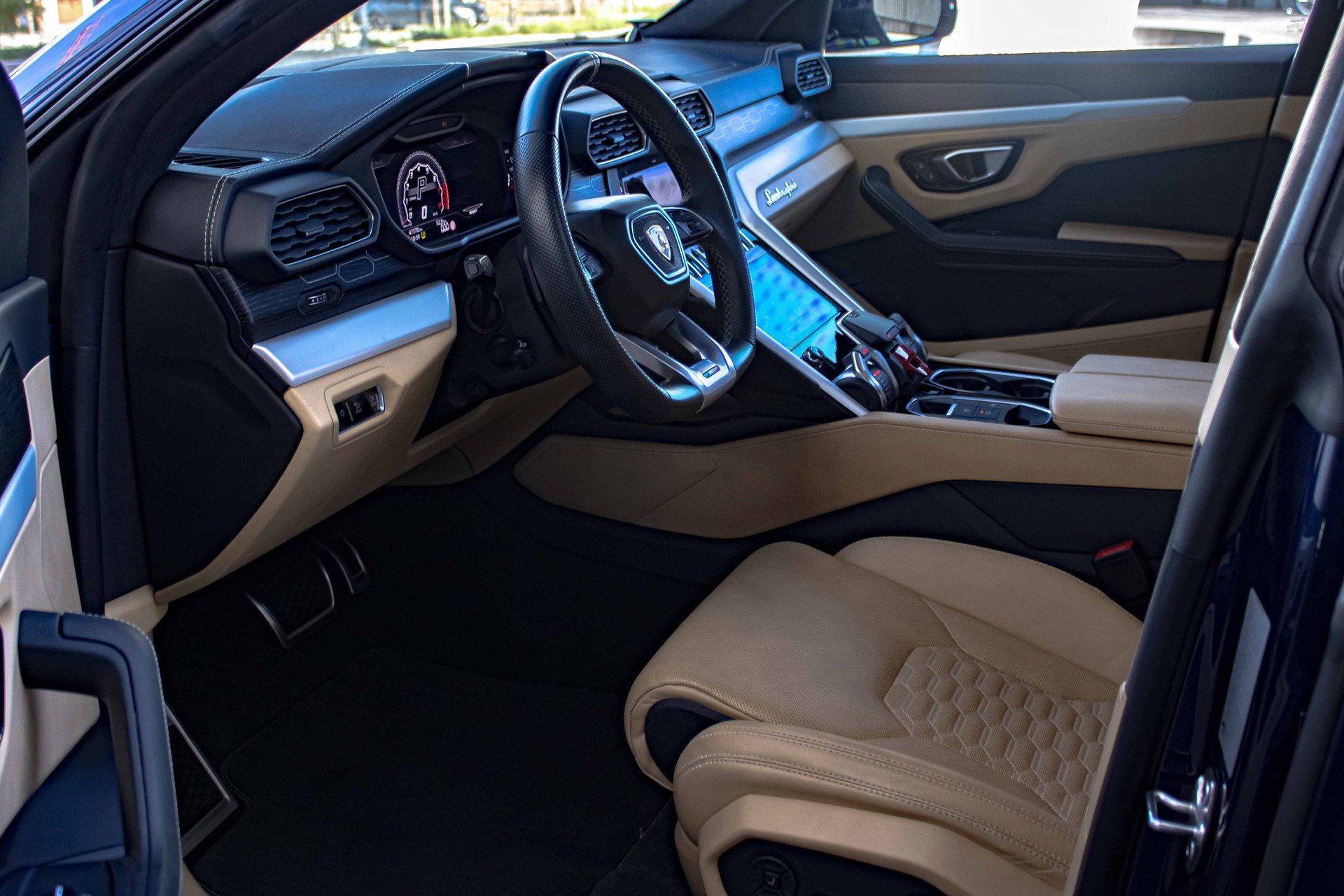 LAMBORGHINI Urus E-Gear-Carbon 'Blu Astraeus-Vollausst.'-image-8