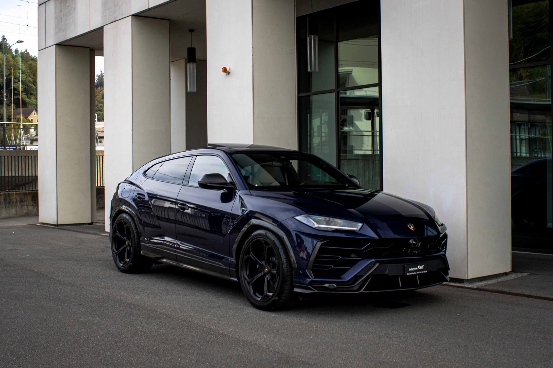 LAMBORGHINI Urus E-Gear-Carbon 'Blu Astraeus-Vollausst.'-image-4