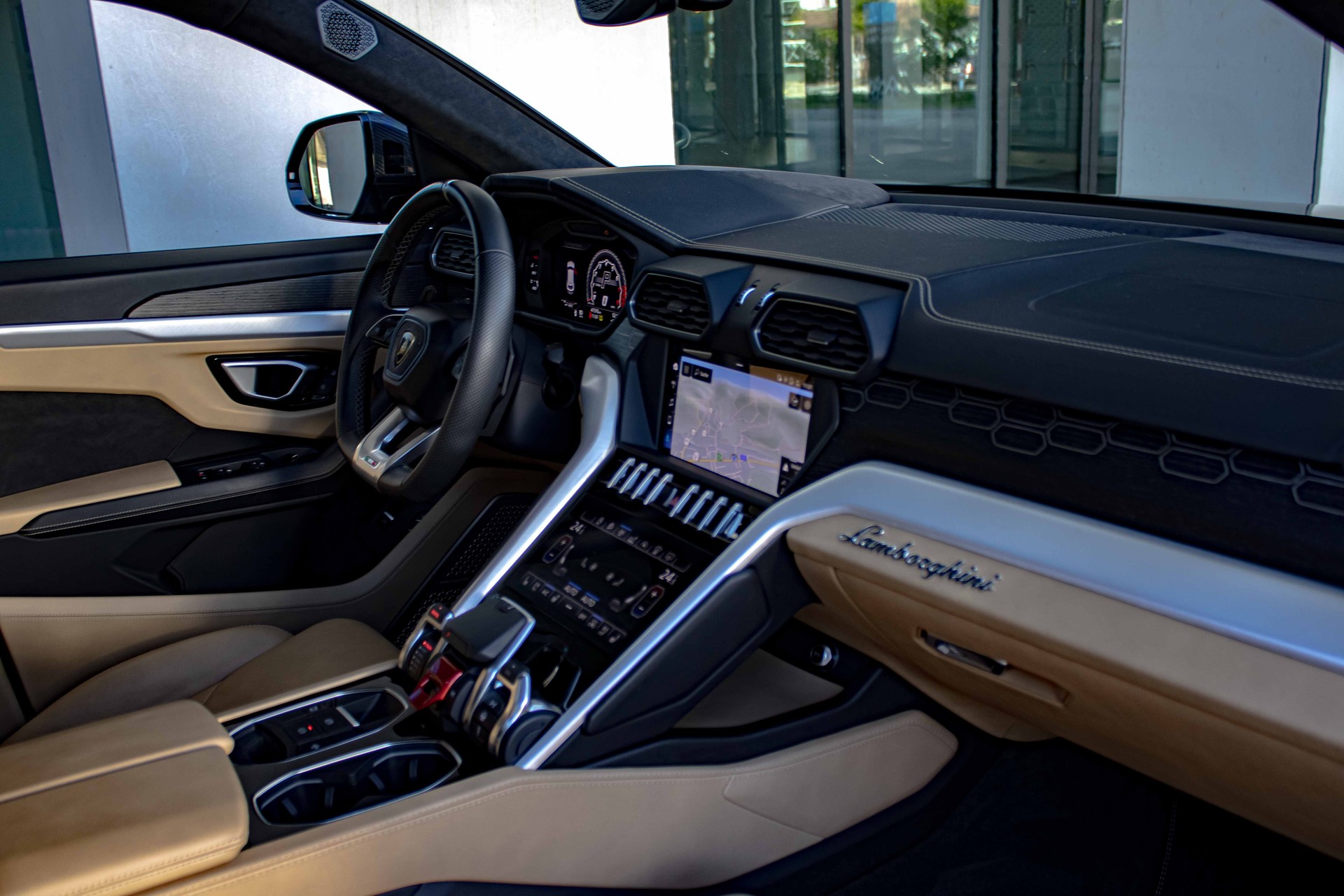 LAMBORGHINI Urus E-Gear-Carbon 'Blu Astraeus-Vollausst.'-image-18