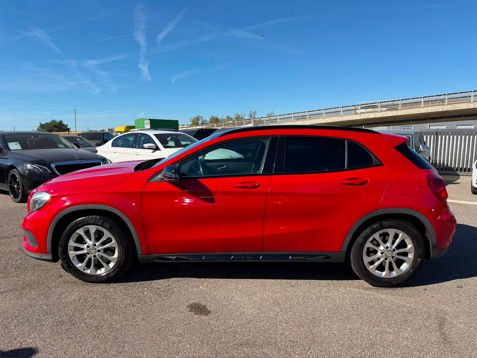 MERCEDES-BENZ GLA 250 AMG Line 4Matic 7G-DCT Garantie 2 ans expertiser du jours-showroom-element-2