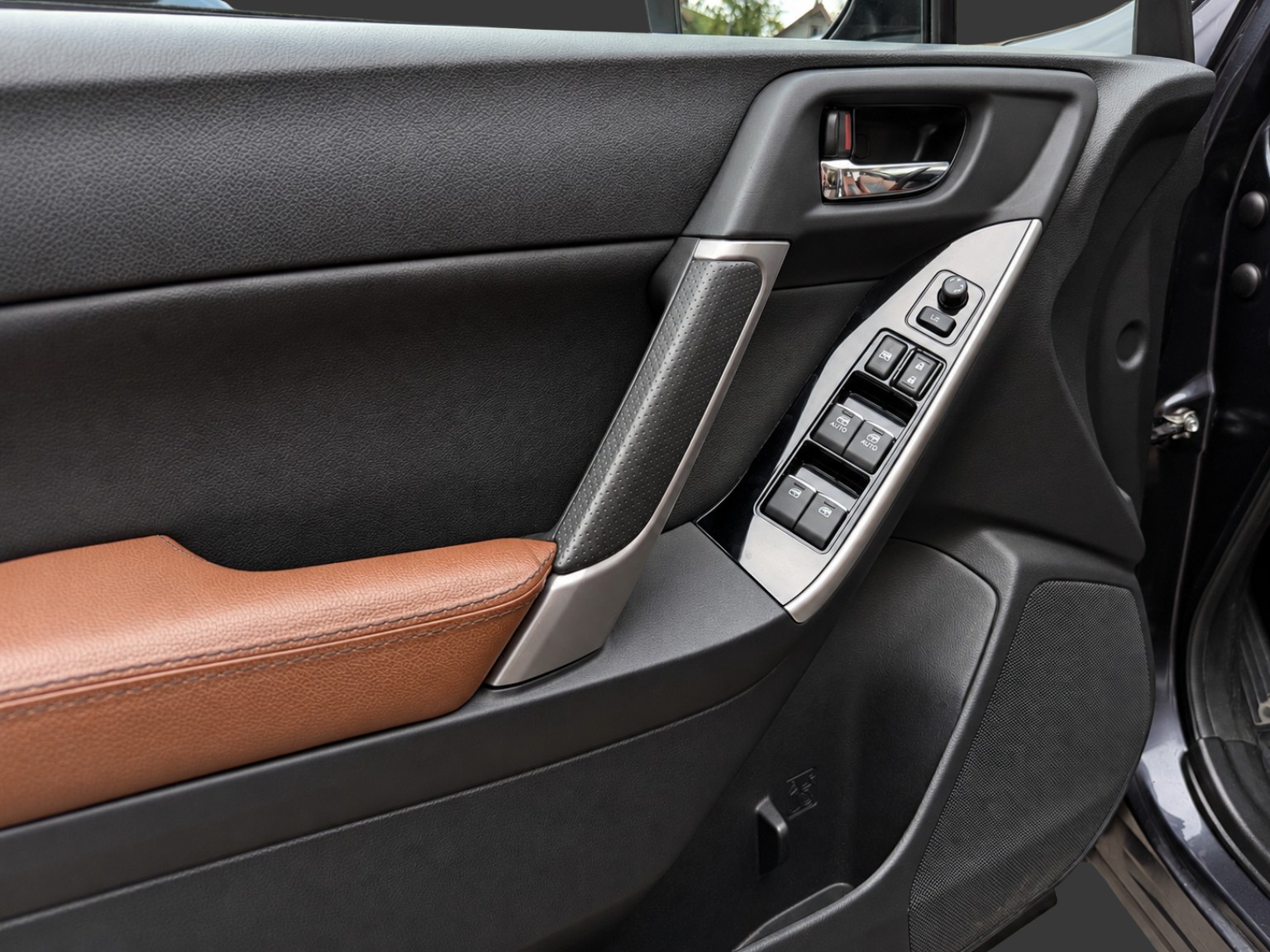 SUBARU Forester 2.0i Swiss Tabacco Edition Lineartronic-image-21