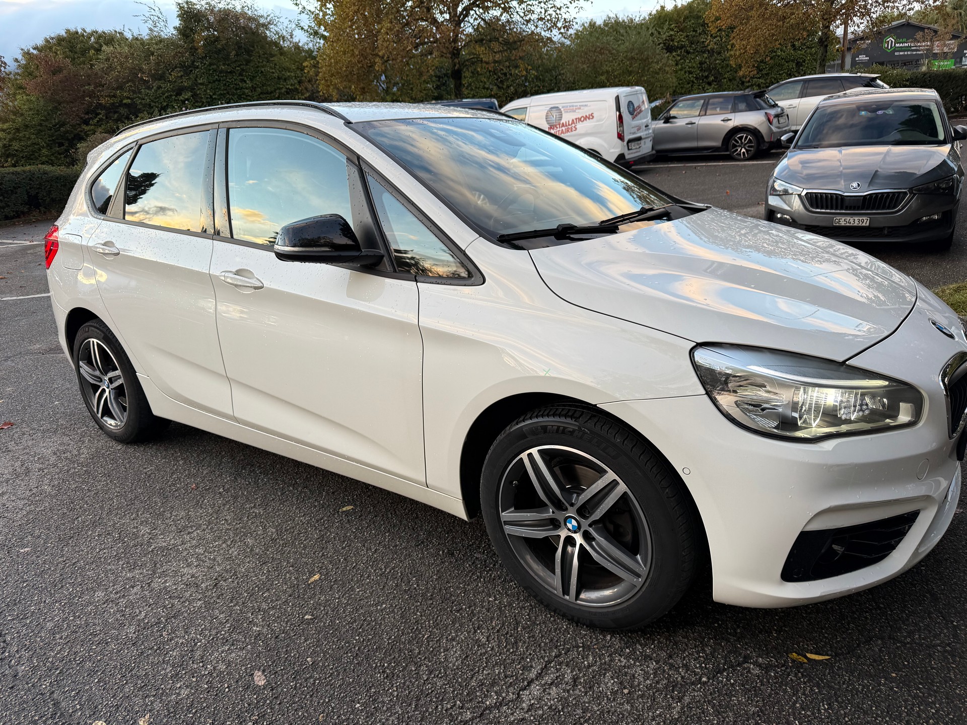 BMW 220i Active Tourer Luxury Line-showroom-element-1