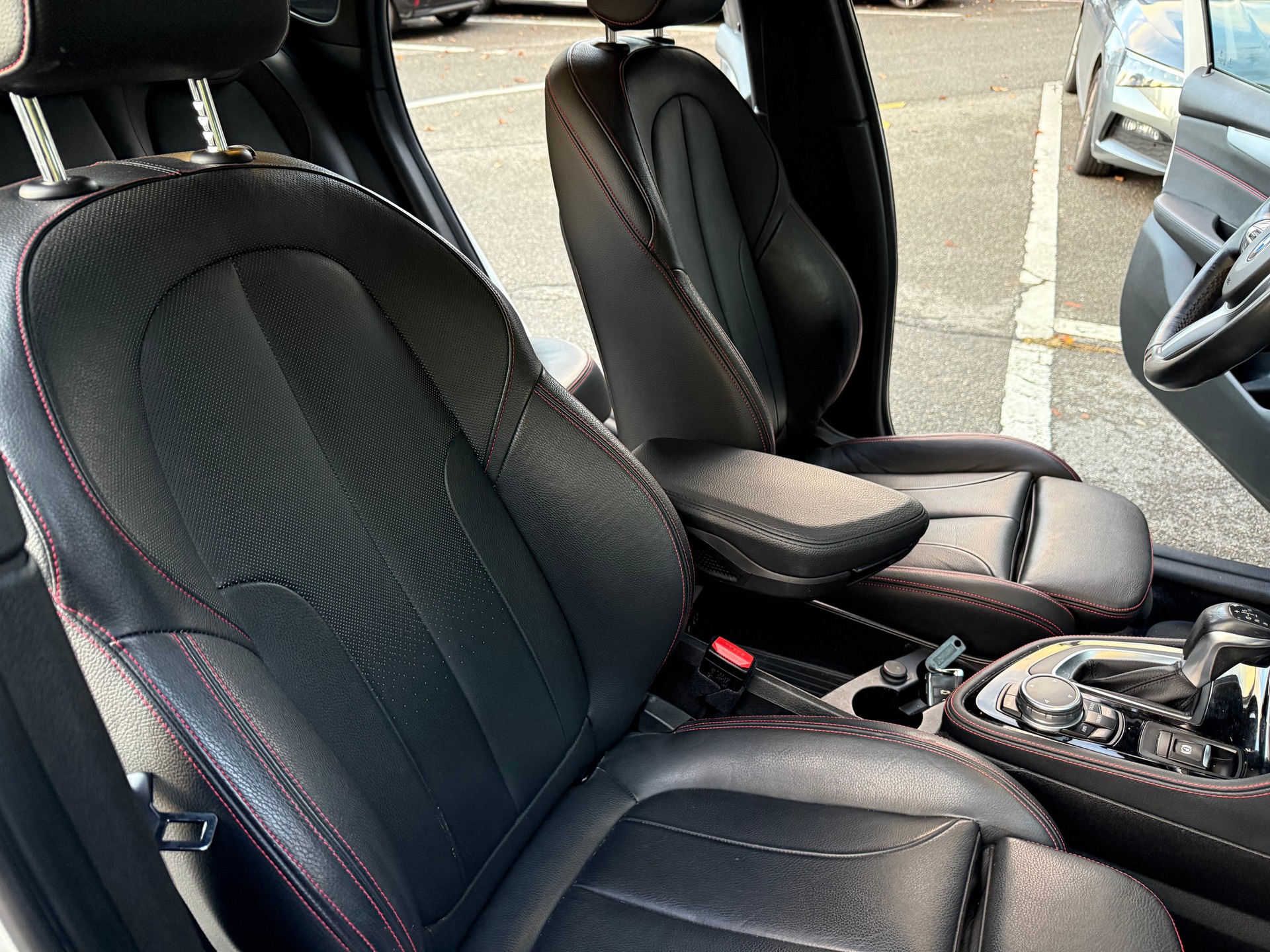 BMW 220i Active Tourer Luxury Line-image-15