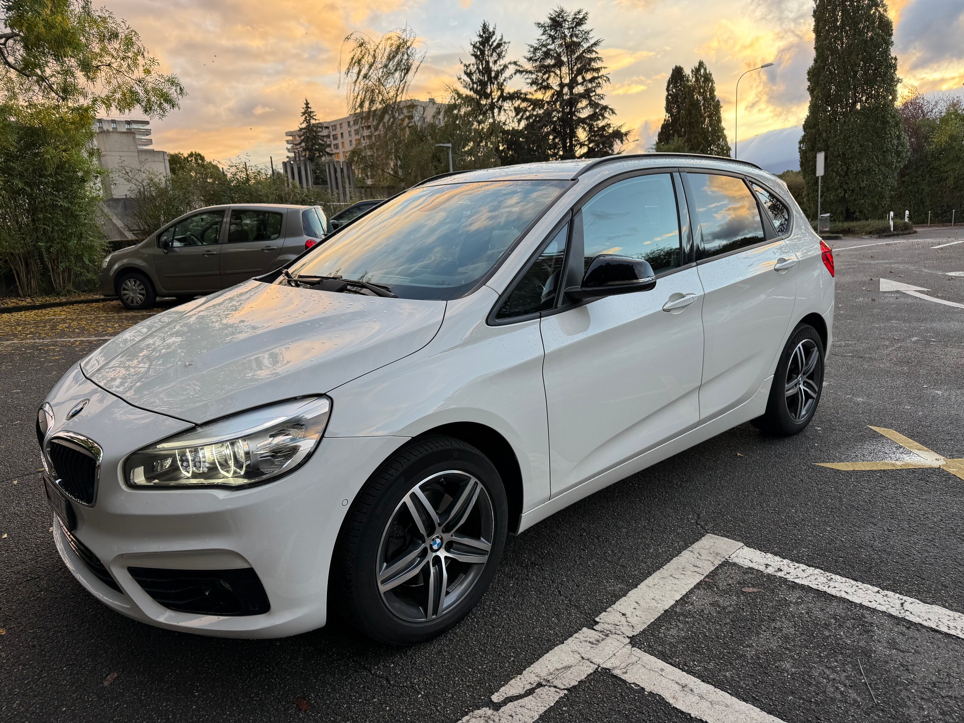 BMW 220i Active Tourer Luxury Line-showroom-element-2