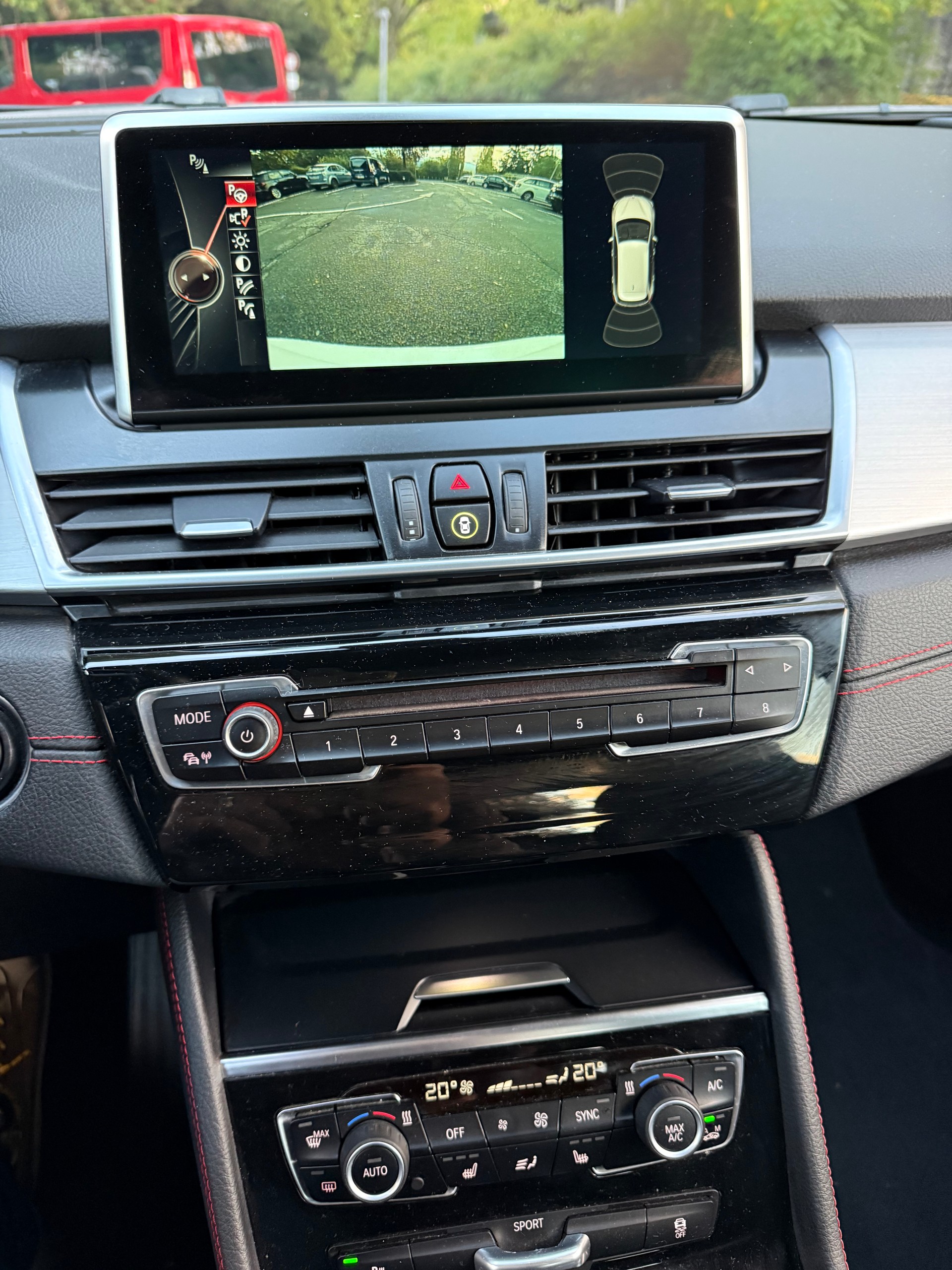 BMW 220i Active Tourer Luxury Line-image-16