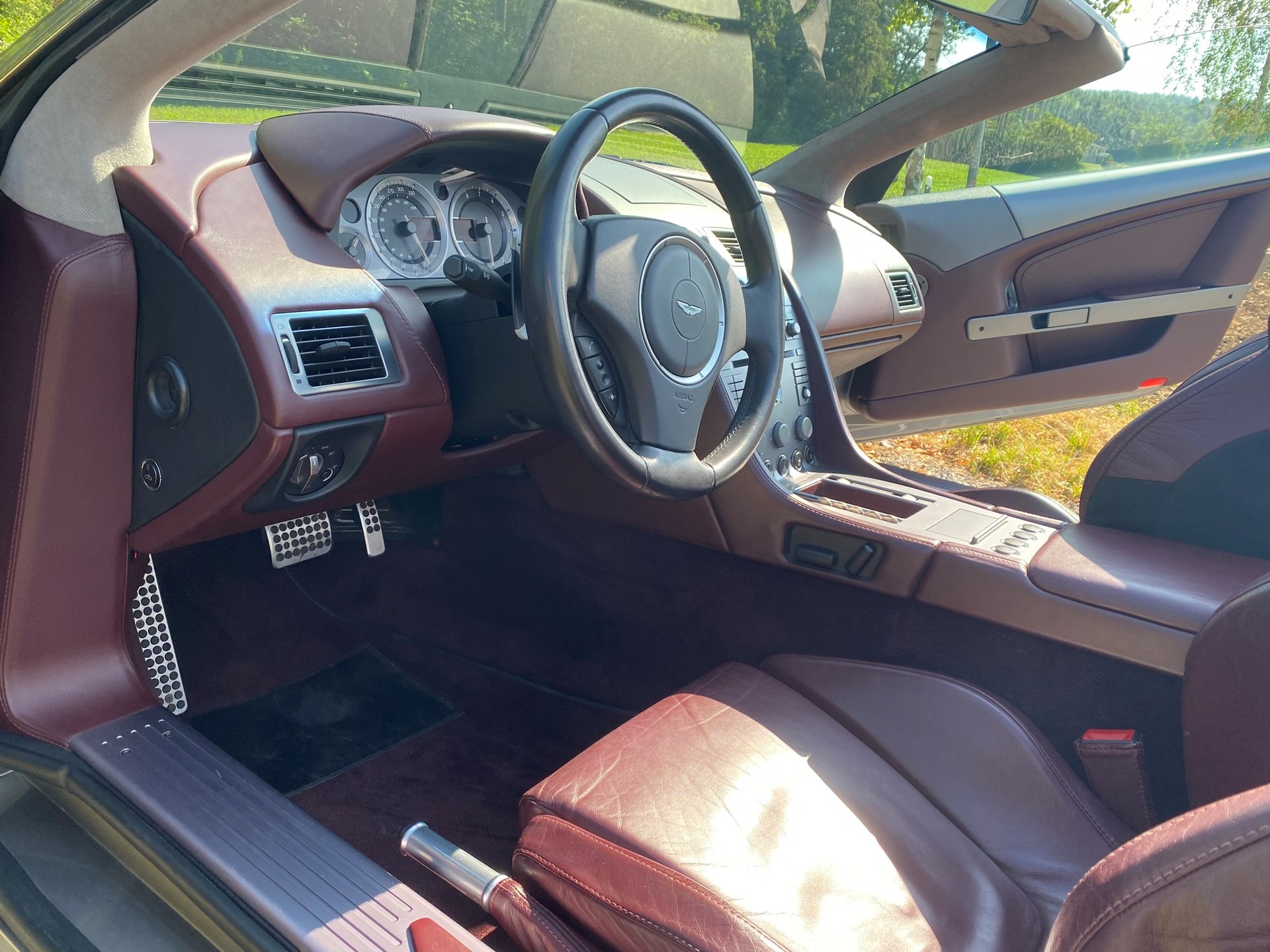 ASTON MARTIN DB9 Volante-image-11
