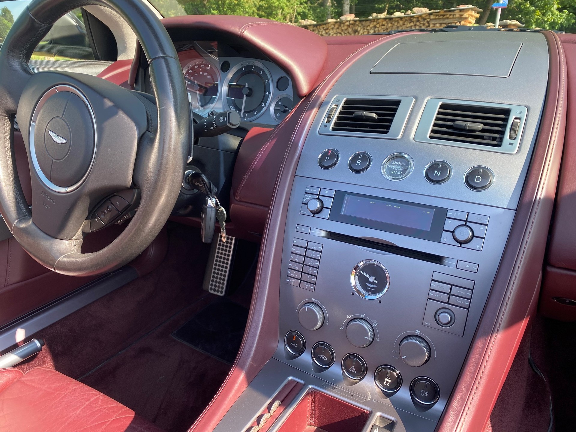 ASTON MARTIN DB9 Volante-image-12