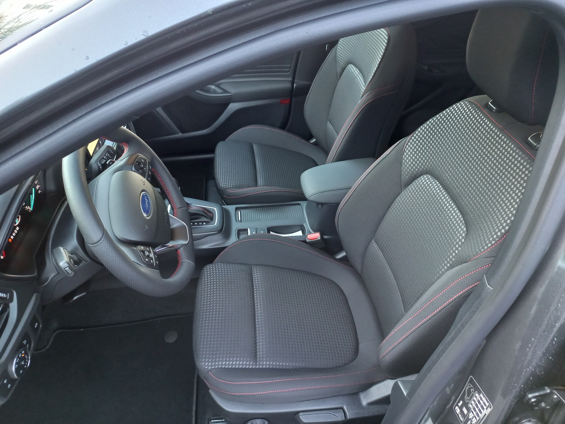 FORD Focus Station Wagon 1.0i EcoB Hybrid 155 ST-Line-image-6