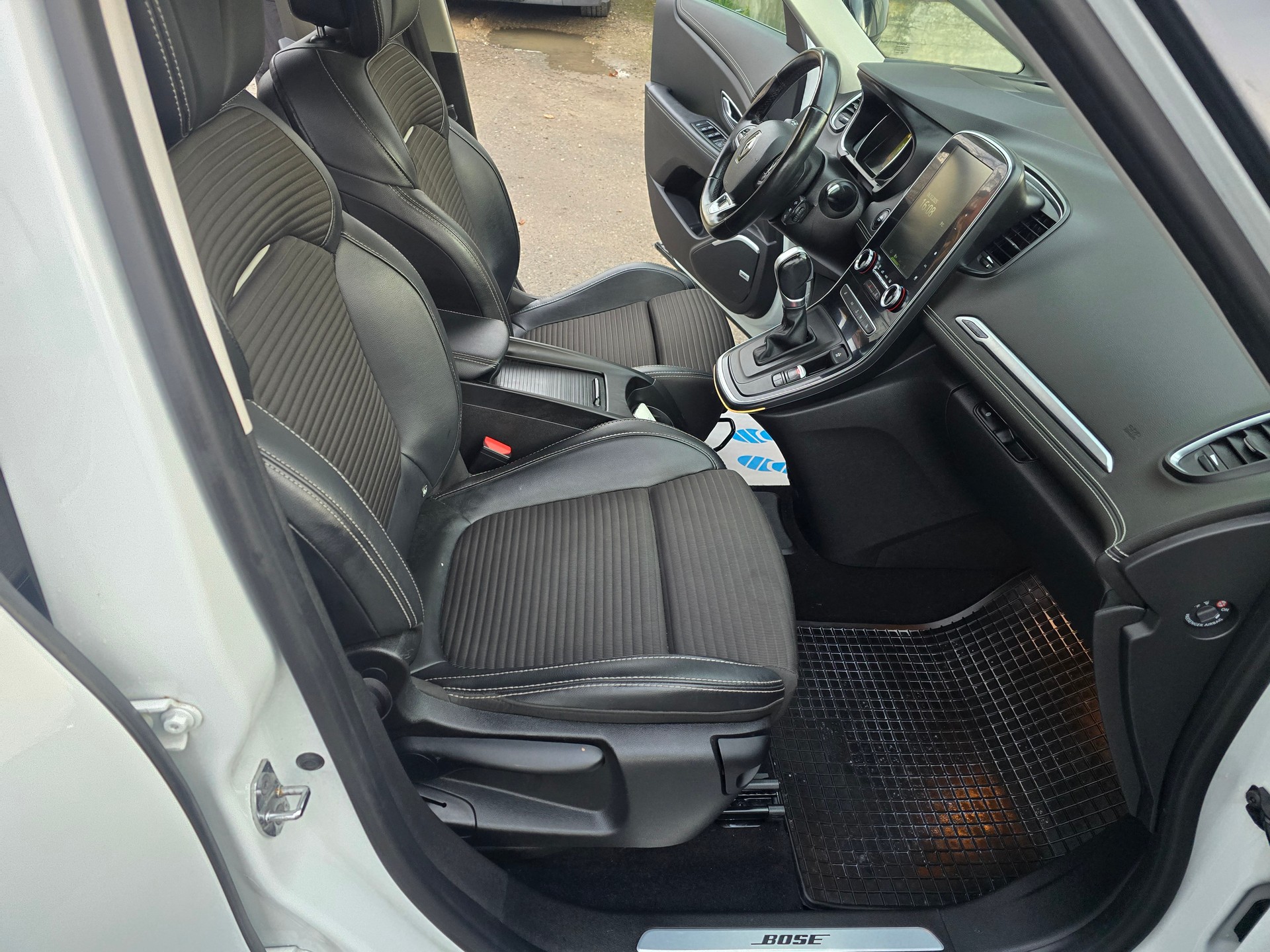 RENAULT Grand Scénic 1.6 dCi Bose EDC-image-14
