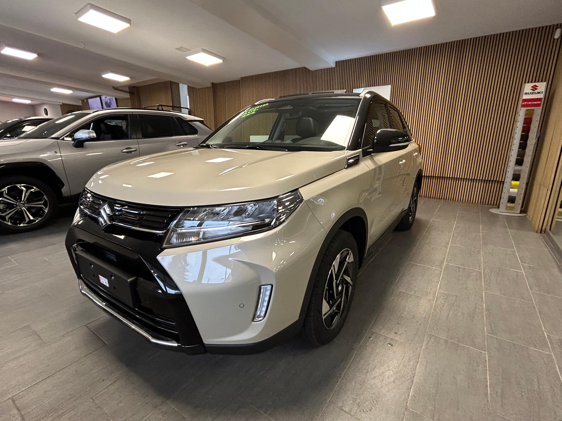 SUZUKI Vitara 1.4 T Compact Top Hybrid 4x4 4 ROUES HIVER OFFERT-image-5