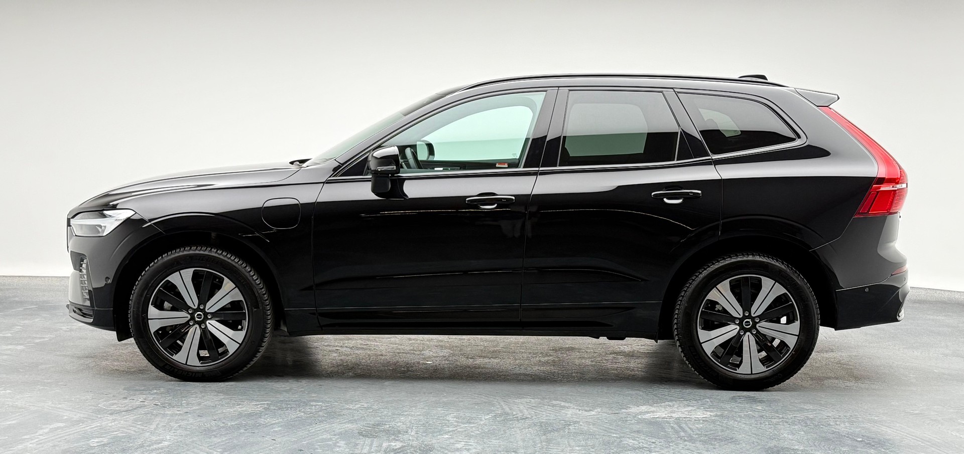VOLVO XC60 2.0 T6 TE Plus Dark eAWD-showroom-element-3
