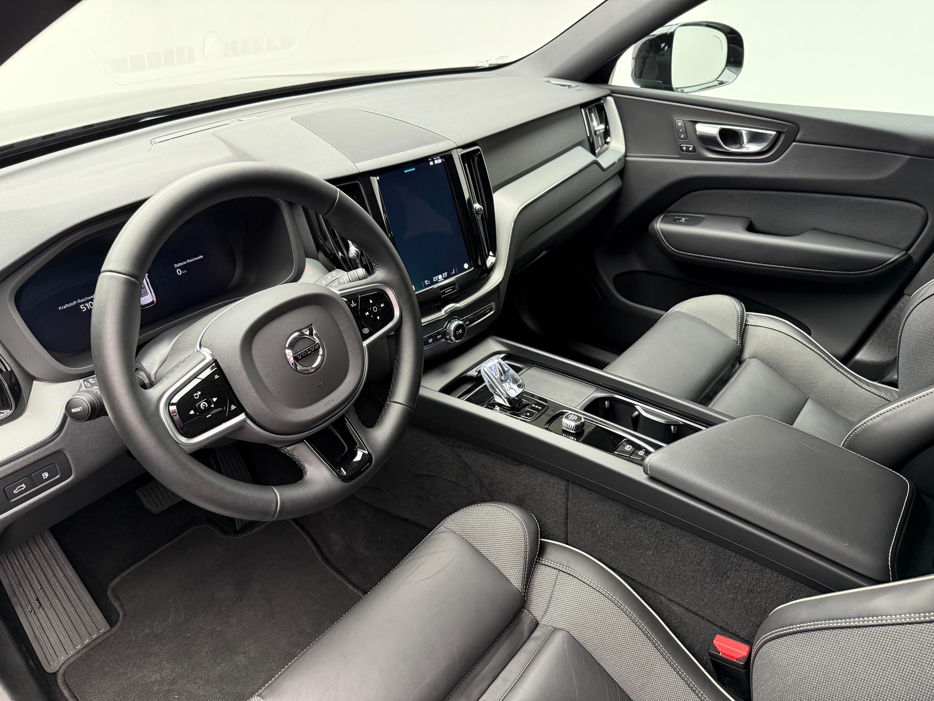 VOLVO XC60 2.0 T6 TE Plus Dark eAWD-image-4