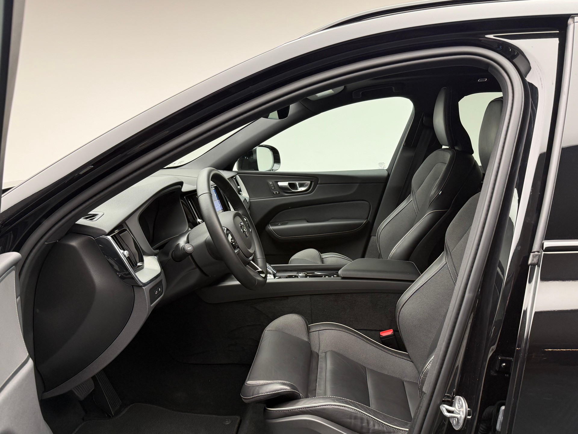 VOLVO XC60 2.0 T6 TE Plus Dark eAWD-image-5