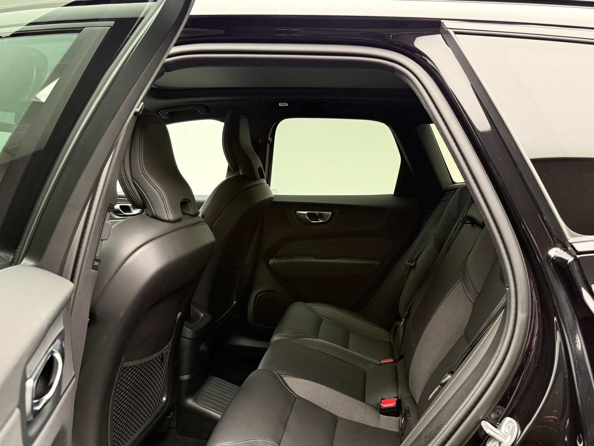 VOLVO XC60 2.0 T6 TE Plus Dark eAWD-image-6