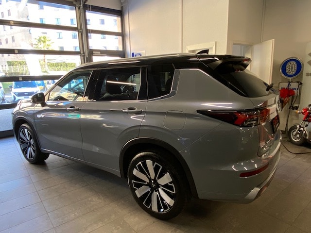 MITSUBISHI Outlander 2.4 PHEV Instyle+ 4WD Automatic-image-14