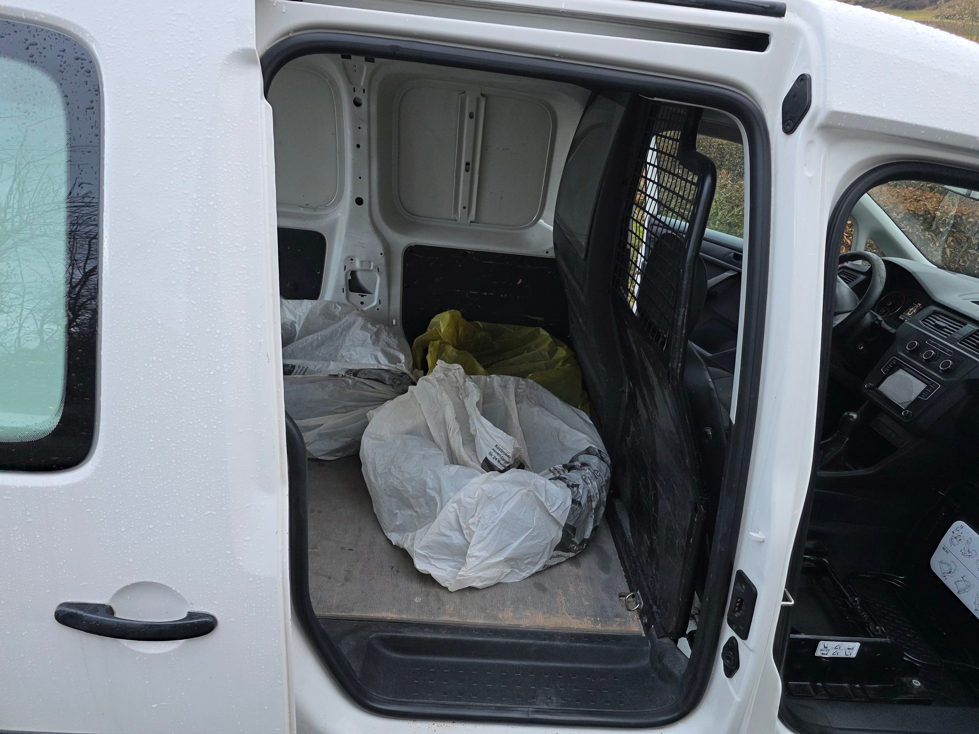 VW Caddy Maxi 2.0TDI BlueMotion Technology-image-12