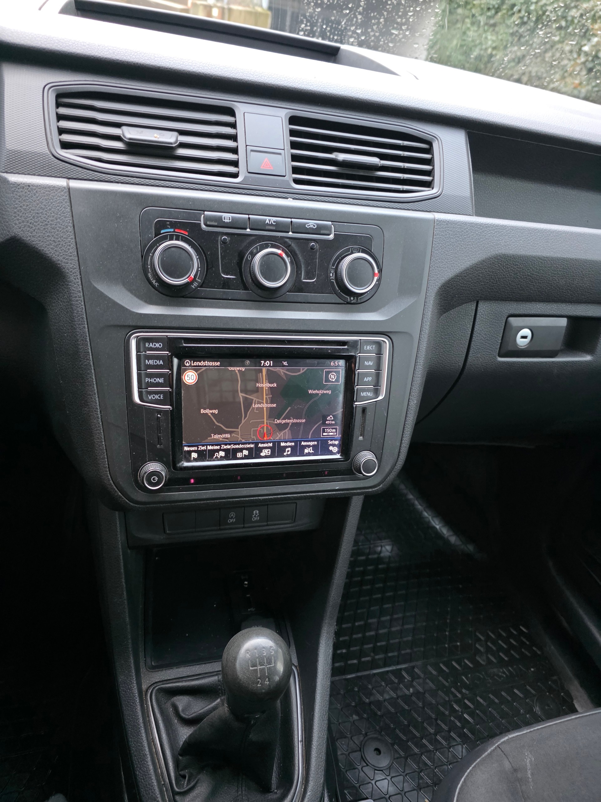 VW Caddy Maxi 2.0TDI BlueMotion Technology-image-15