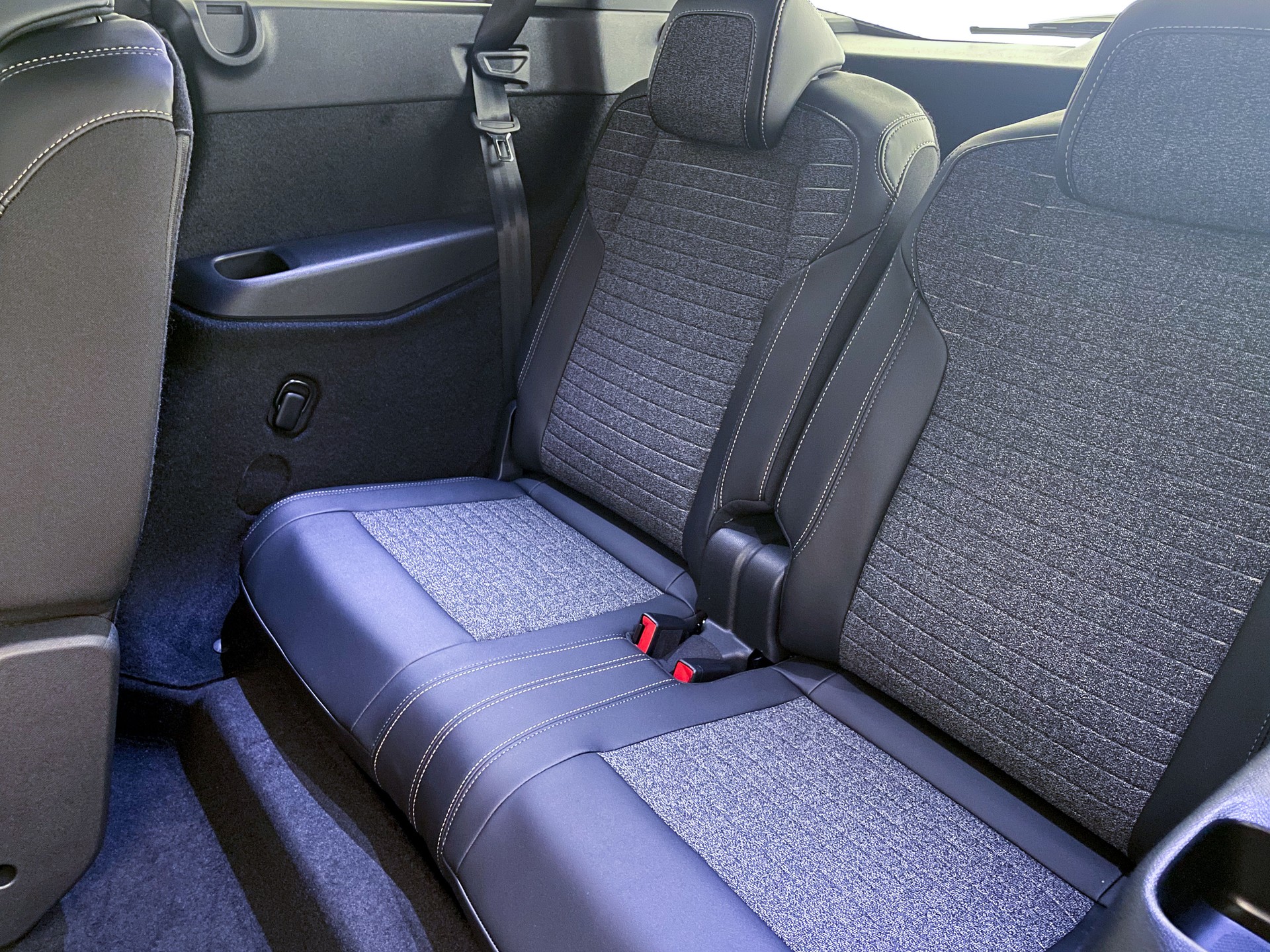 PEUGEOT 5008 1.2 Hybrid Allure Premium-image-29