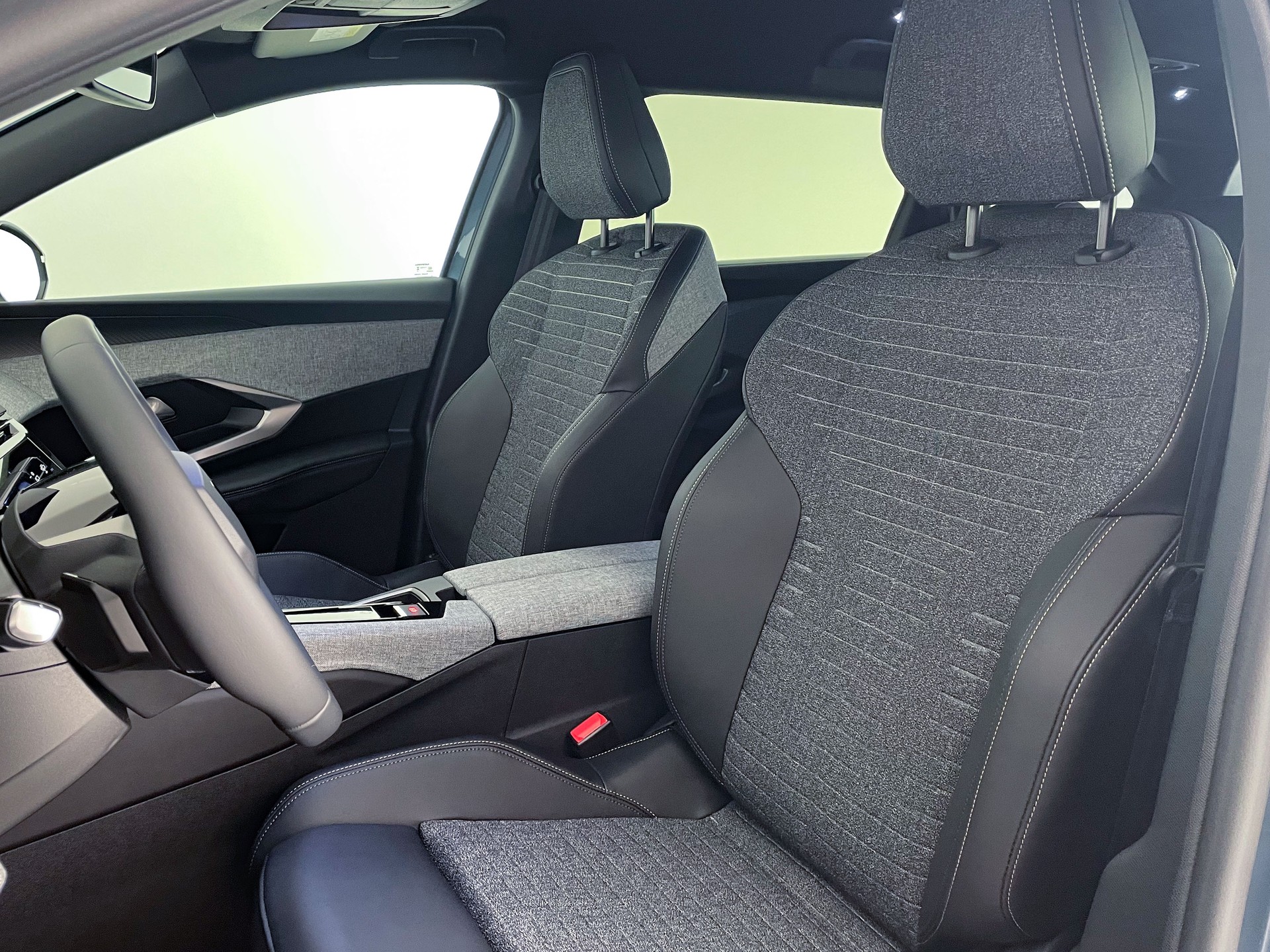 PEUGEOT 5008 1.2 Hybrid Allure Premium-image-22
