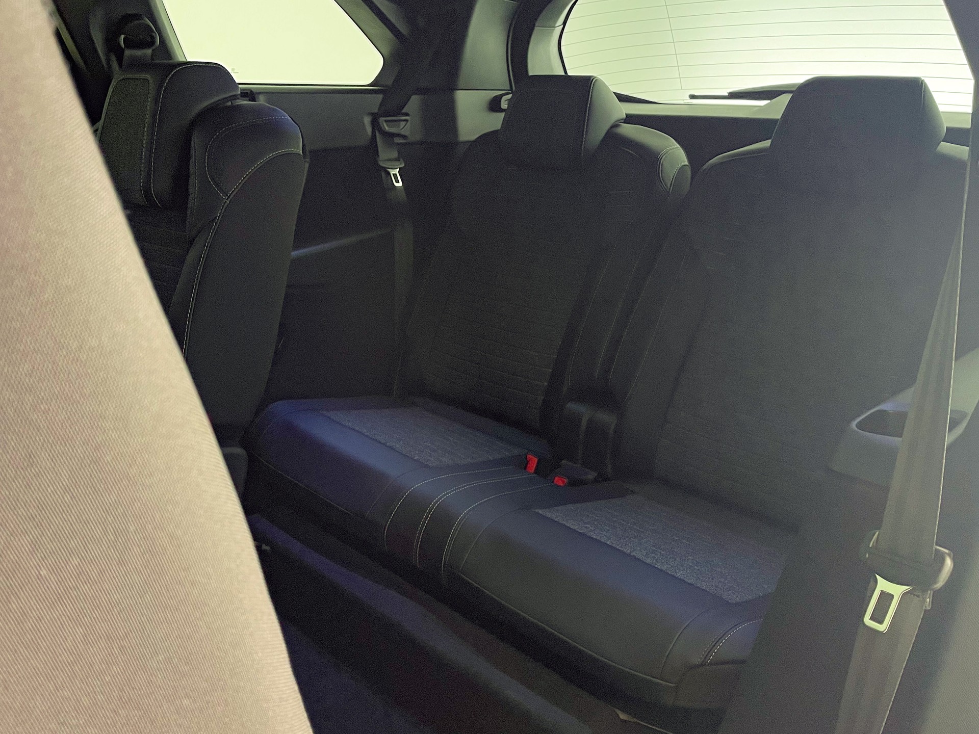PEUGEOT 5008 1.2 Hybrid Allure Premium-image-28