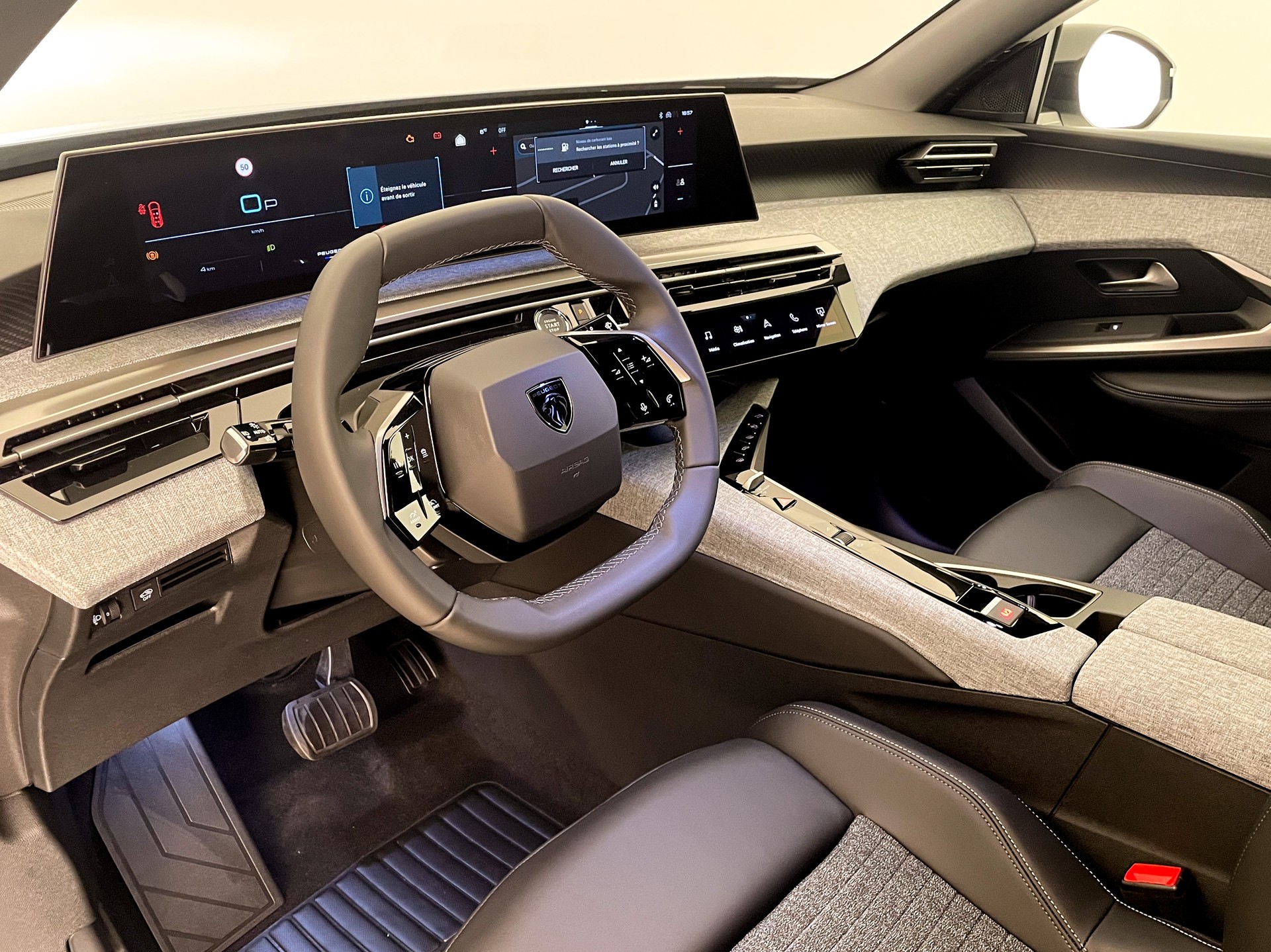 PEUGEOT 5008 1.2 Hybrid Allure Premium-image-20
