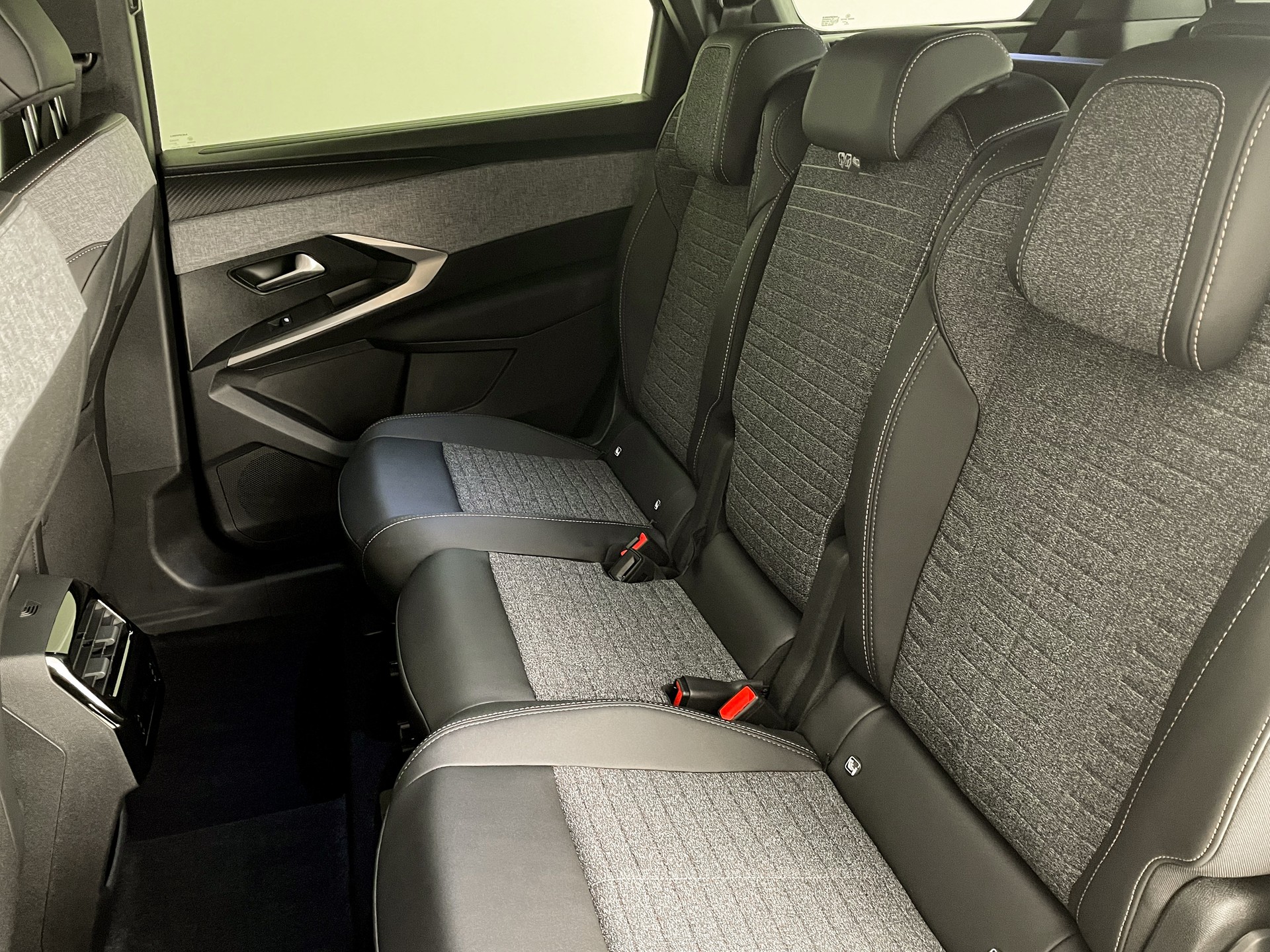 PEUGEOT 5008 1.2 Hybrid Allure Premium-image-27
