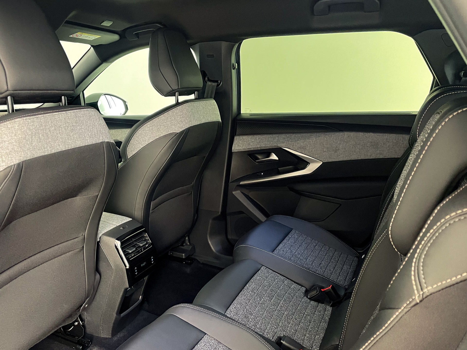 PEUGEOT 5008 1.2 Hybrid Allure Premium-image-26