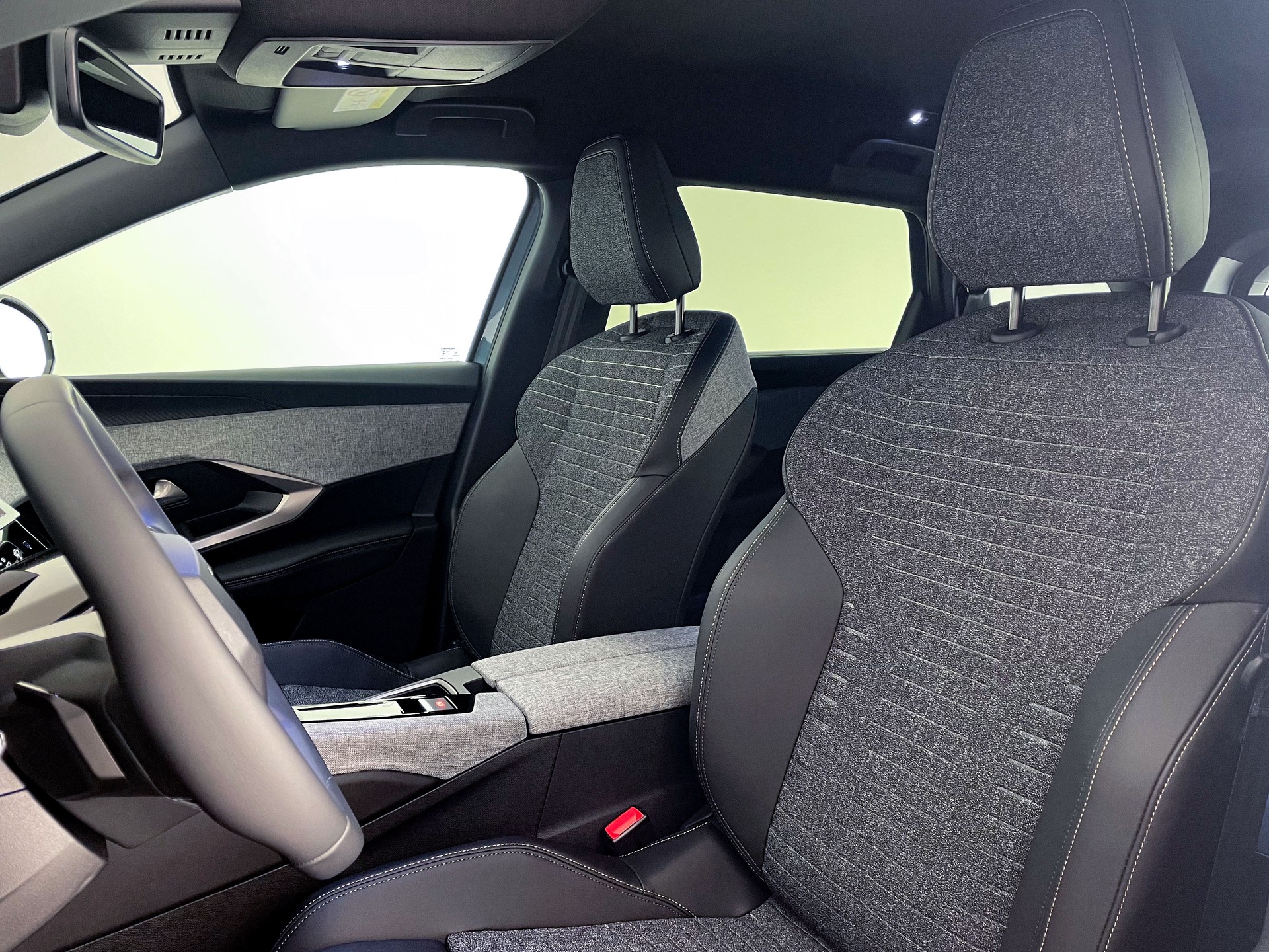 PEUGEOT 5008 1.2 Hybrid Allure Premium-image-21