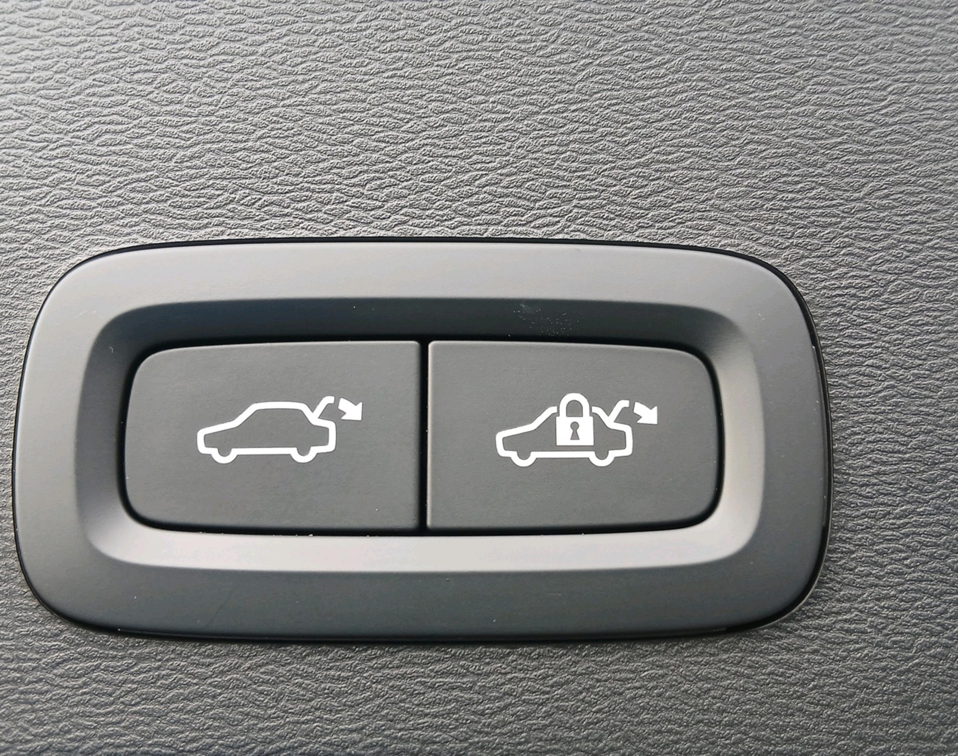 VOLVO XC40 2.0 B3 MH Plus Dark-image-18