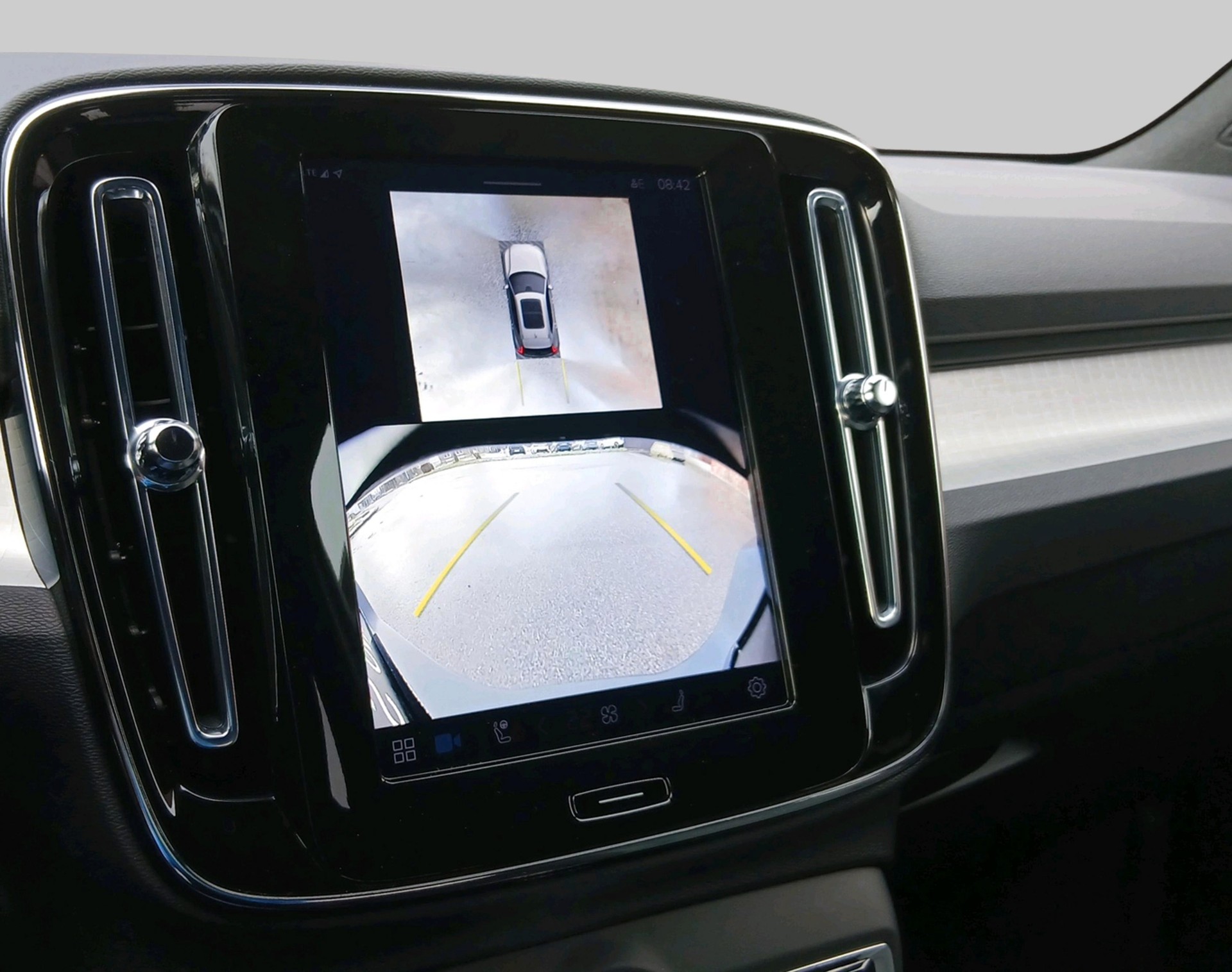 VOLVO XC40 2.0 B3 MH Plus Dark-image-13
