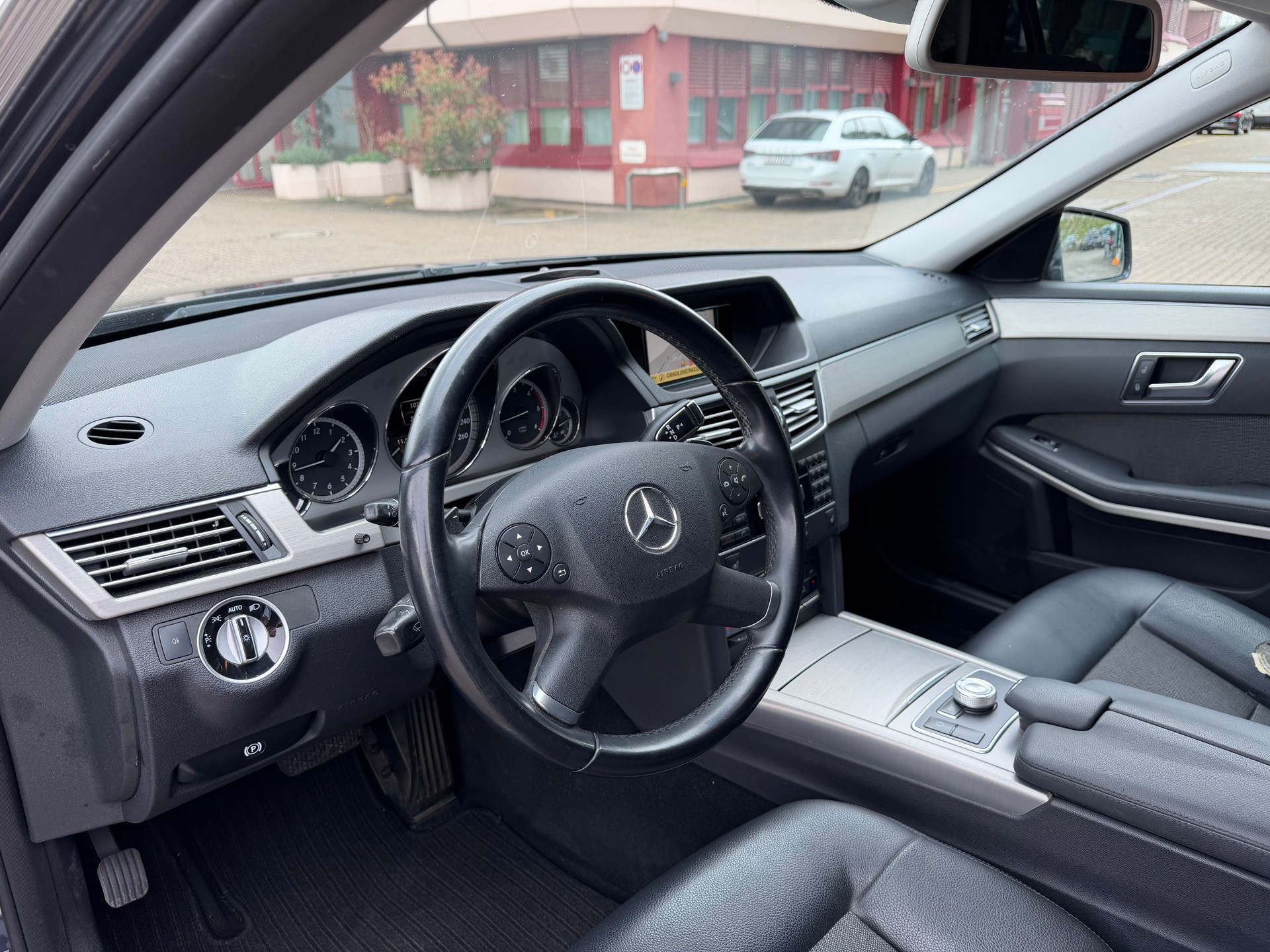 MERCEDES-BENZ E 250 CDI BlueEff. Avantgarde 4Matic 7G-Tronic-image-9