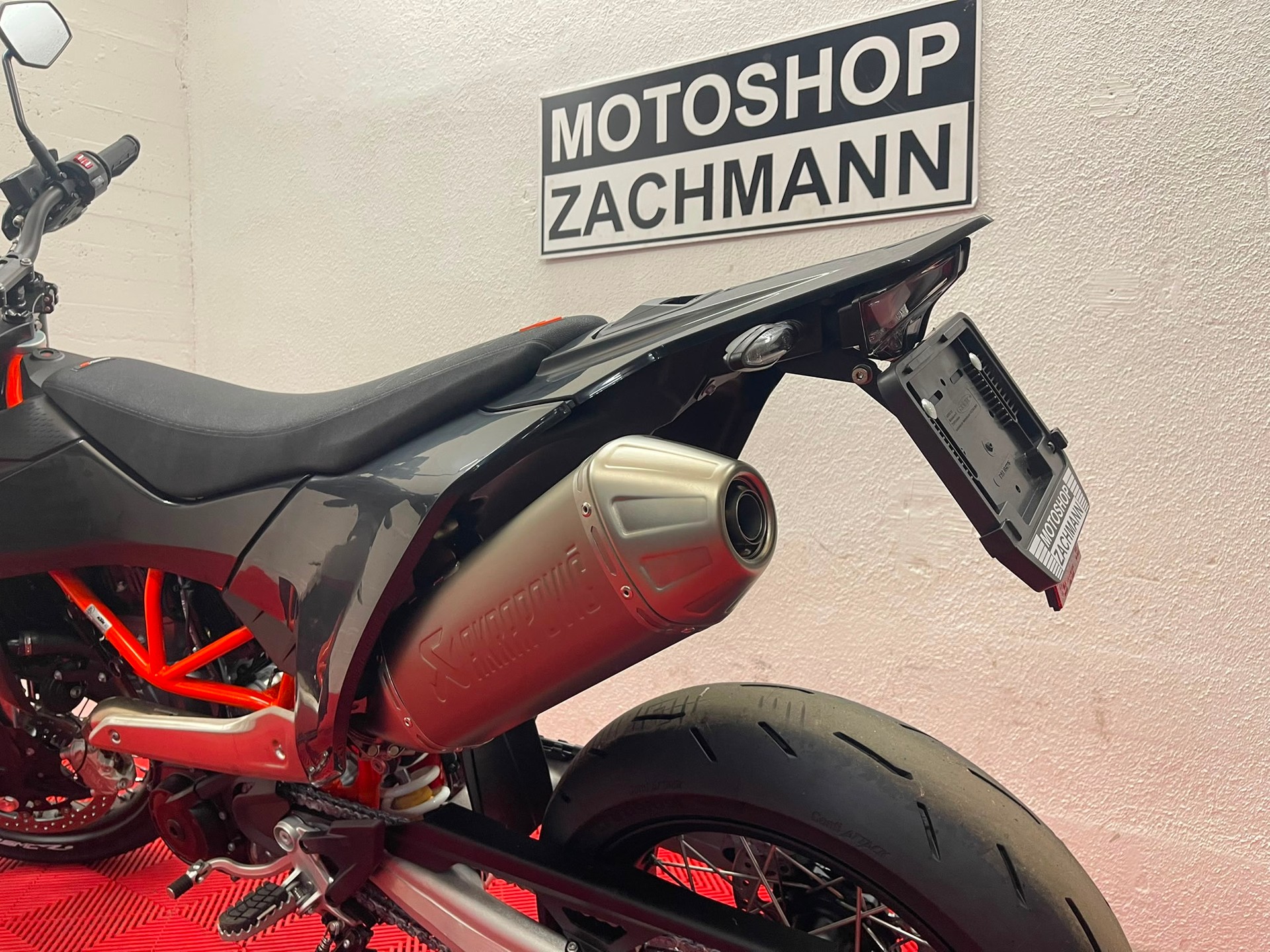 KTM 690 SMC R ABS (35 kW)-image-9
