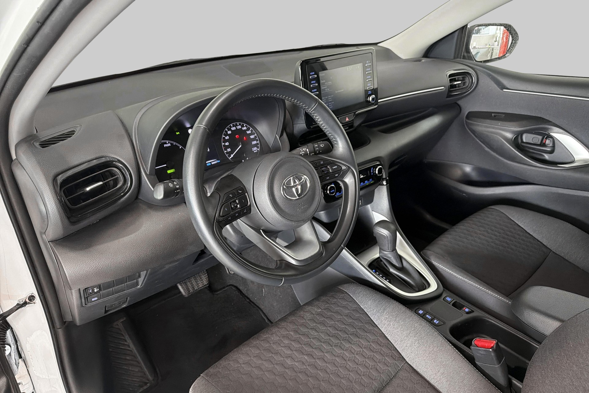 TOYOTA Yaris 1.5 Comfort e-CVT-image-8