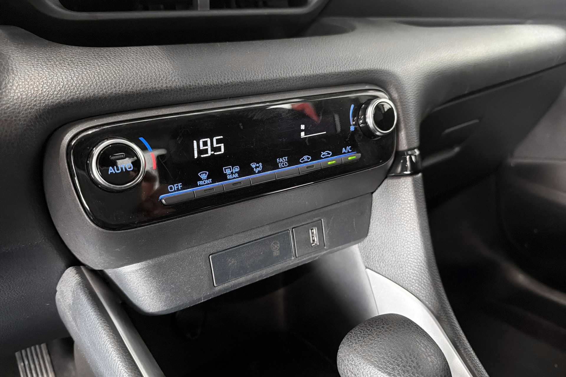 TOYOTA Yaris 1.5 Comfort e-CVT-image-13