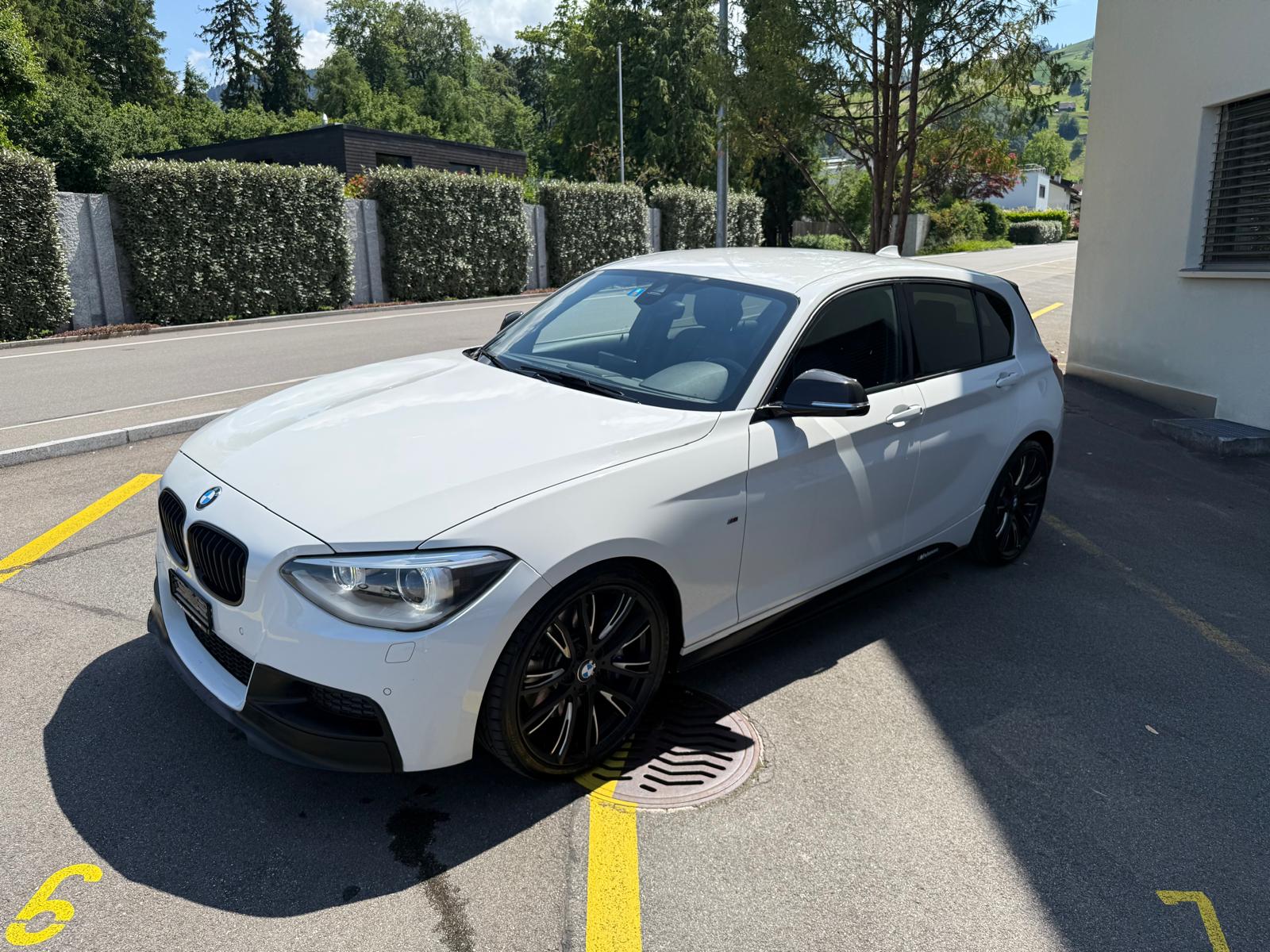 BMW M135i xDrive Steptronic-showroom-element-1