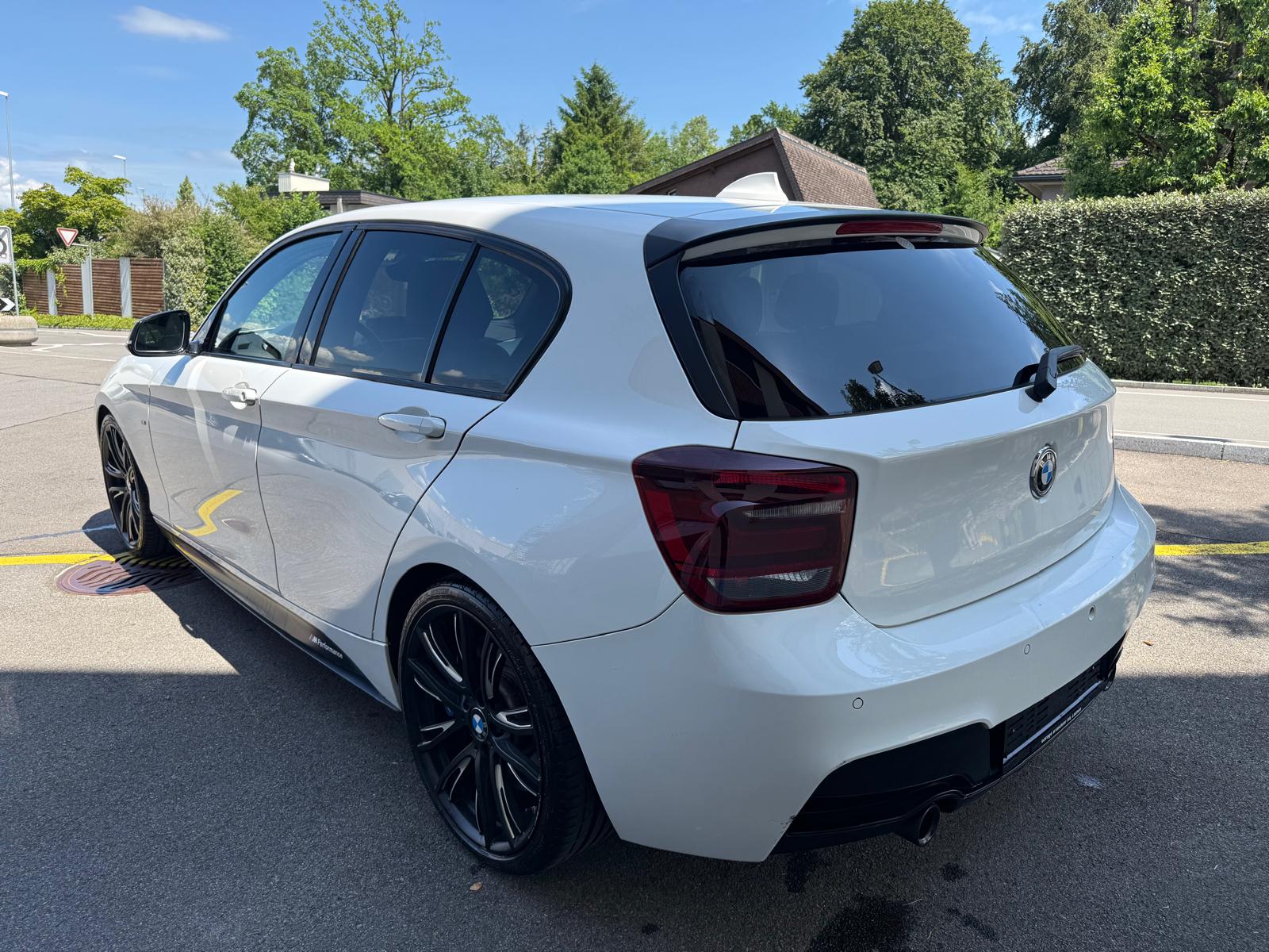 BMW M135i xDrive Steptronic-showroom-element-3
