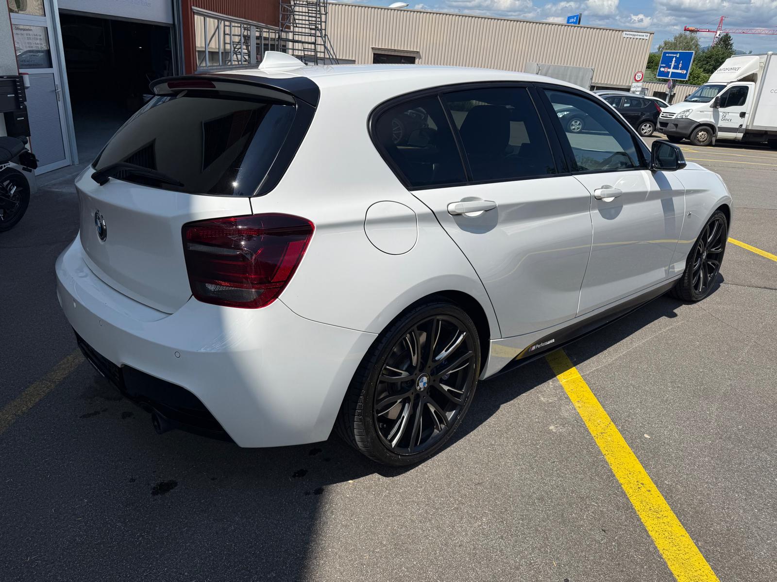 BMW M135i xDrive Steptronic-showroom-element-2