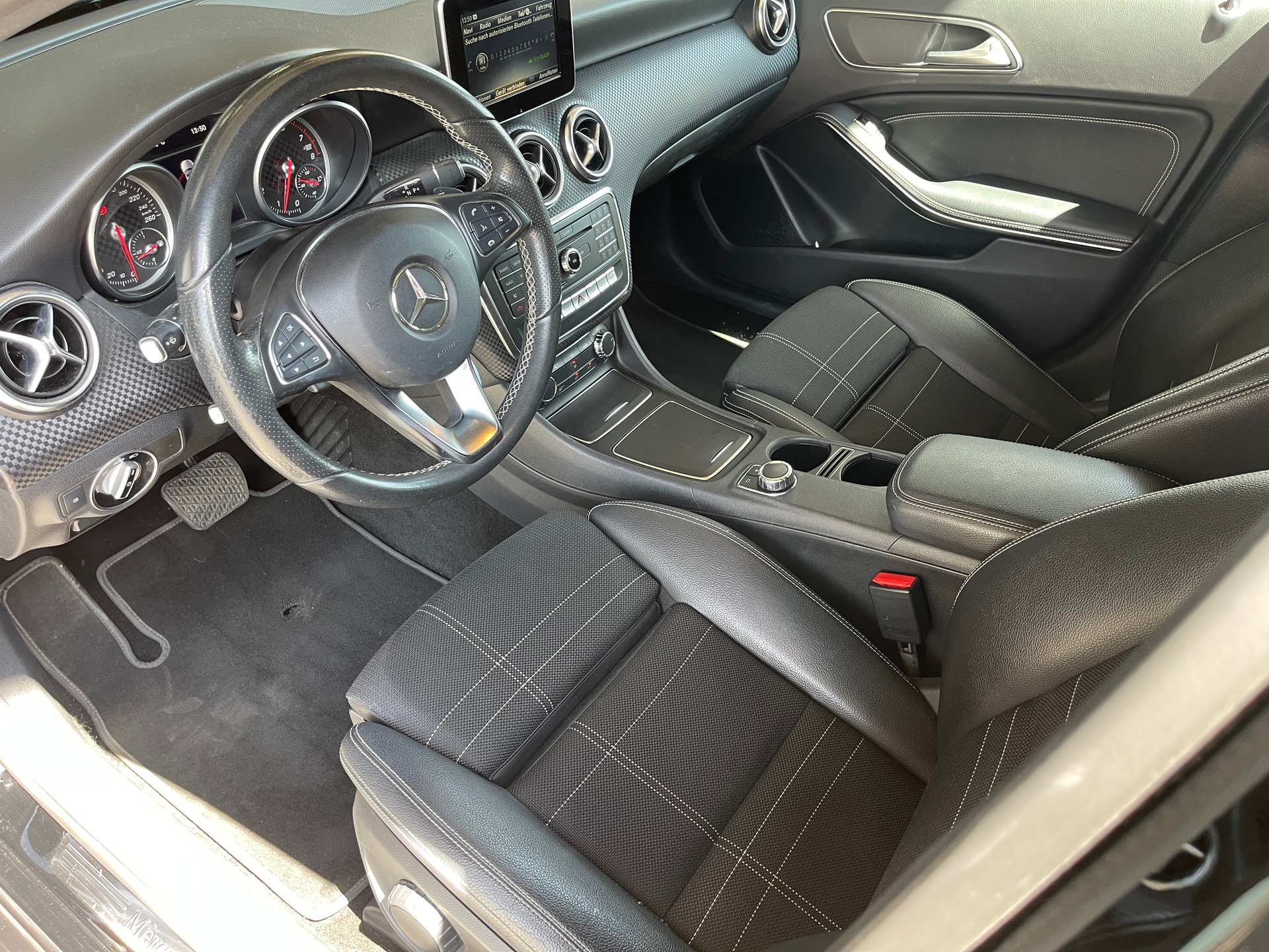 MERCEDES-BENZ A 200 AMG Line 7G-DCT-image-11